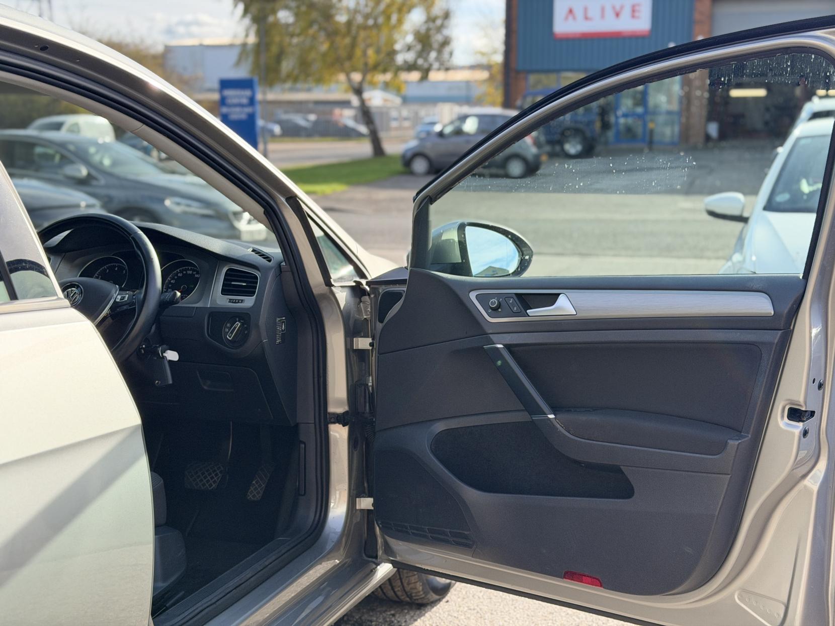 Volkswagen Golf 1.2 TSI BlueMotion Tech S Hatchback 5dr Petrol DSG Euro 5 (s/s) (105 ps)