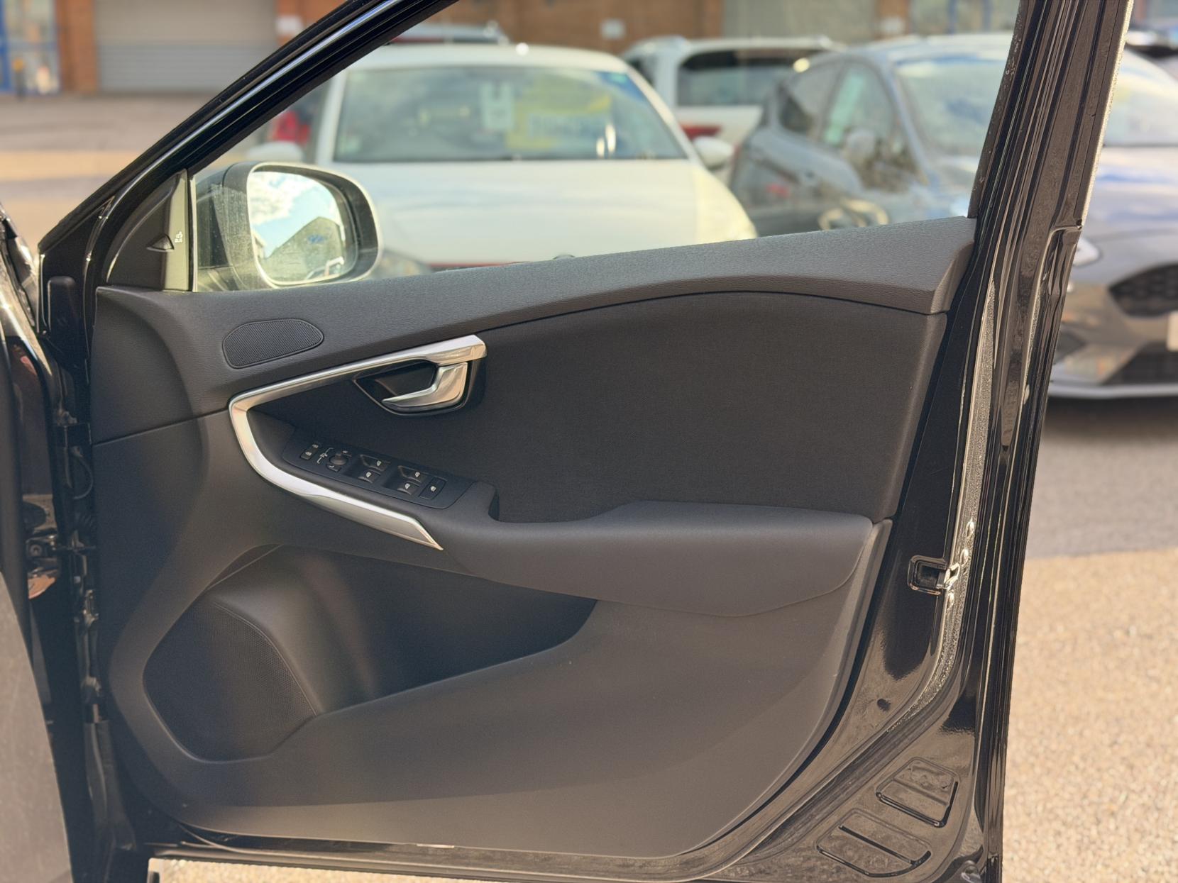 Volvo V40 2.0 D4 SE Lux Nav Hatchback 5dr Diesel Geartronic Euro 6 (s/s) (190 ps)