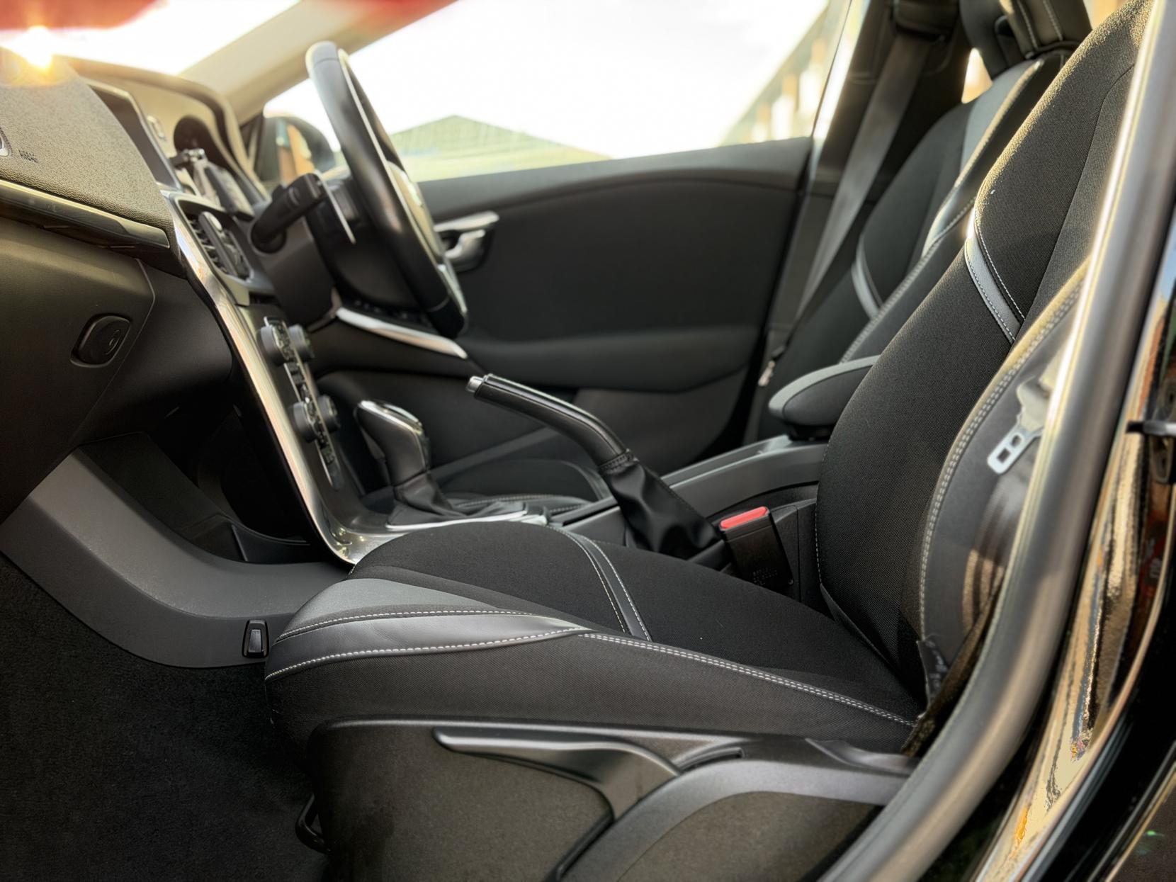 Volvo V40 2.0 D4 SE Lux Nav Hatchback 5dr Diesel Geartronic Euro 6 (s/s) (190 ps)