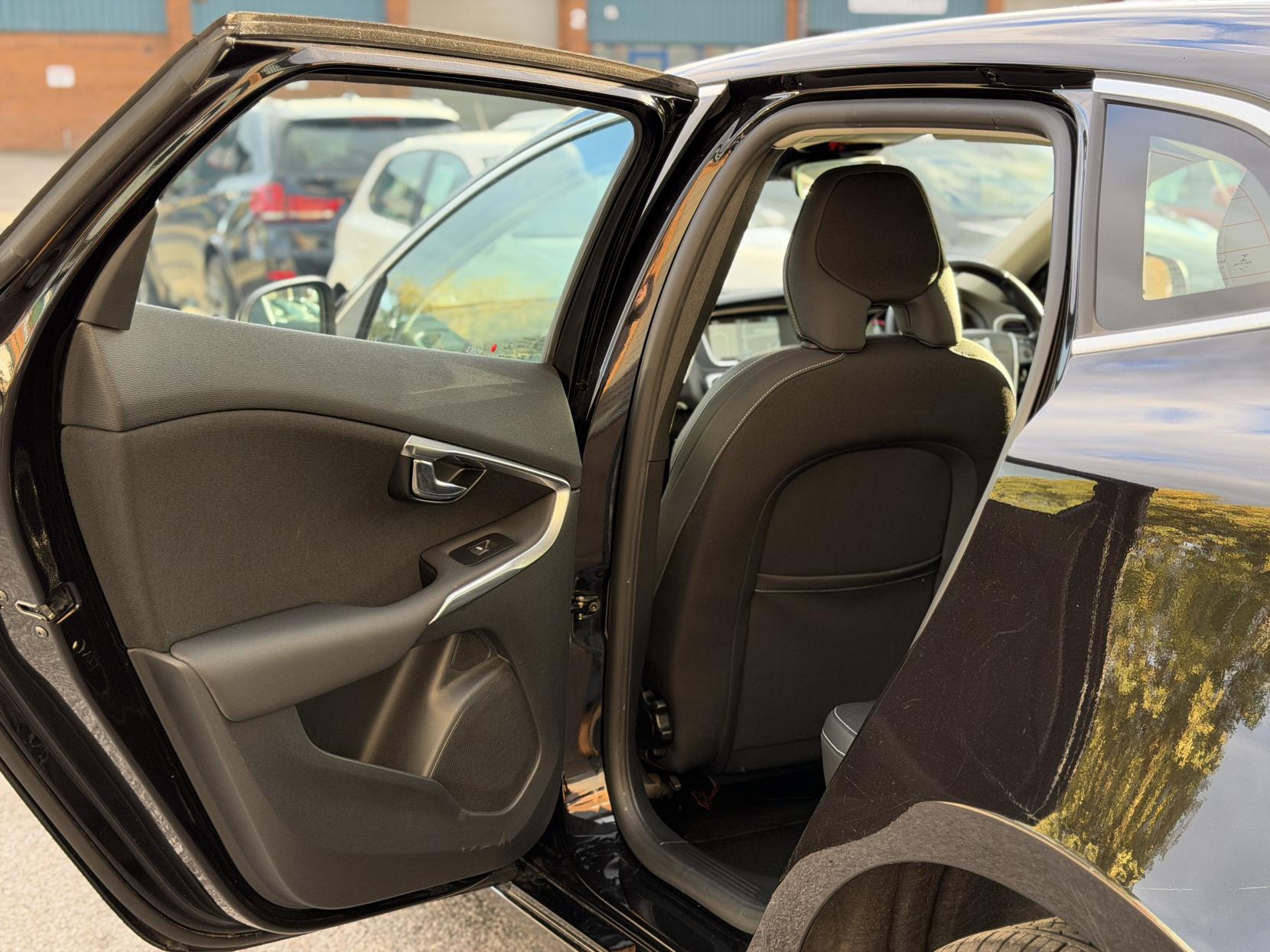 Volvo V40 2.0 D4 SE Lux Nav Hatchback 5dr Diesel Geartronic Euro 6 (s/s) (190 ps)