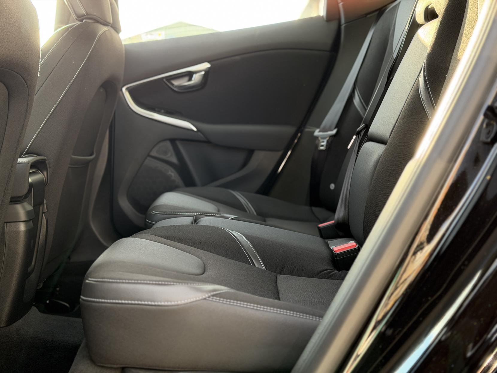 Volvo V40 2.0 D4 SE Lux Nav Hatchback 5dr Diesel Geartronic Euro 6 (s/s) (190 ps)