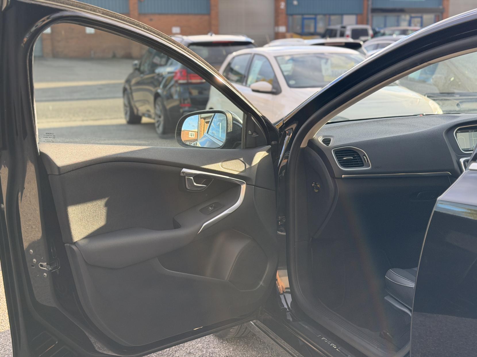 Volvo V40 2.0 D4 SE Lux Nav Hatchback 5dr Diesel Geartronic Euro 6 (s/s) (190 ps)