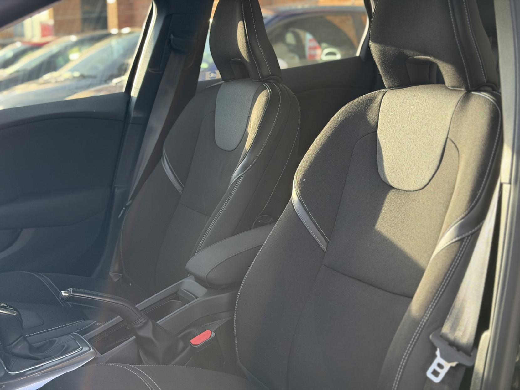 Volvo V40 2.0 D4 SE Lux Nav Hatchback 5dr Diesel Geartronic Euro 6 (s/s) (190 ps)