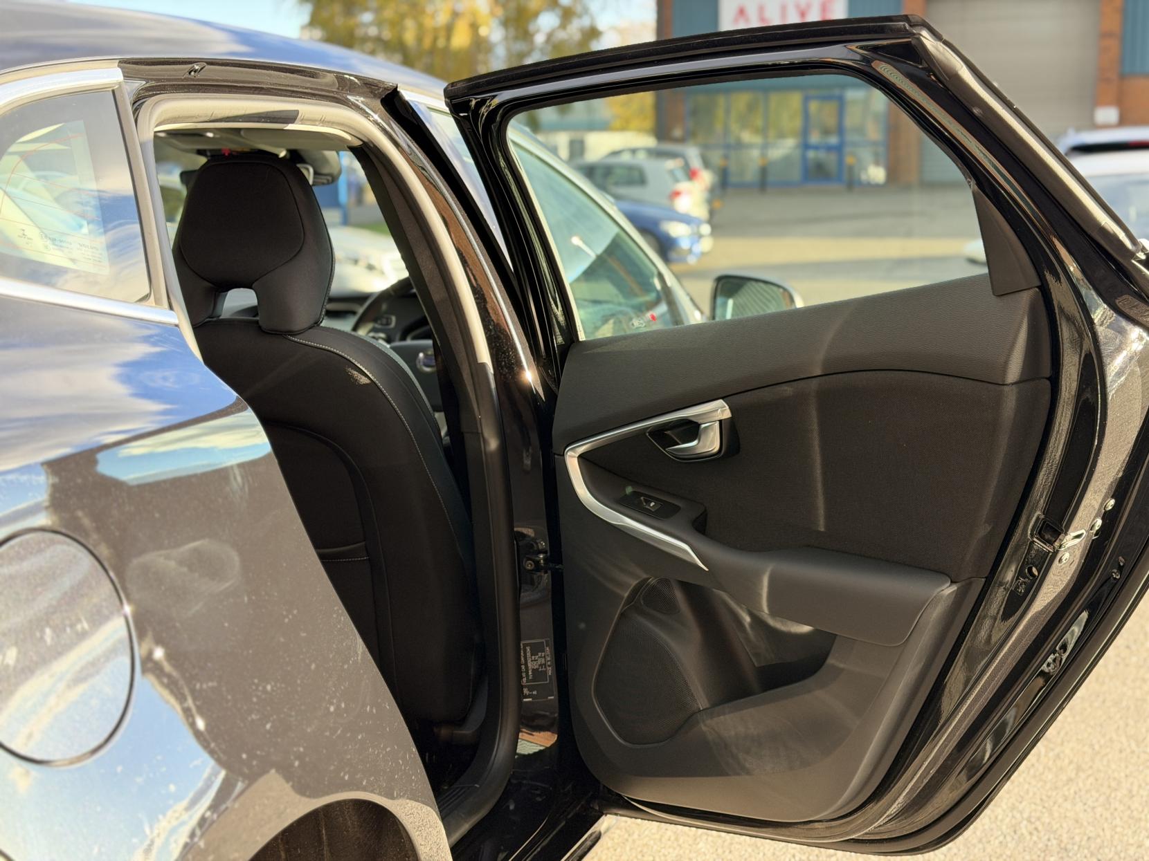 Volvo V40 2.0 D4 SE Lux Nav Hatchback 5dr Diesel Geartronic Euro 6 (s/s) (190 ps)