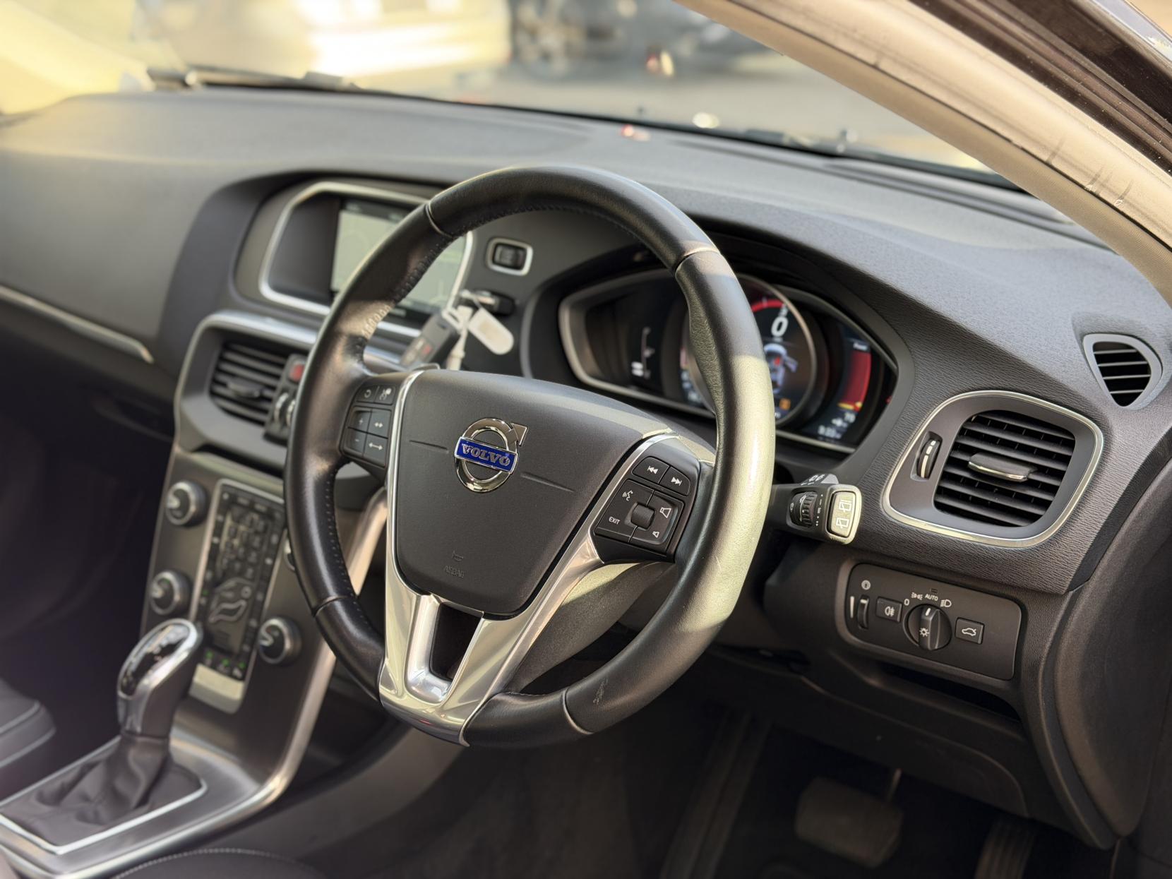 Volvo V40 2.0 D4 SE Lux Nav Hatchback 5dr Diesel Geartronic Euro 6 (s/s) (190 ps)