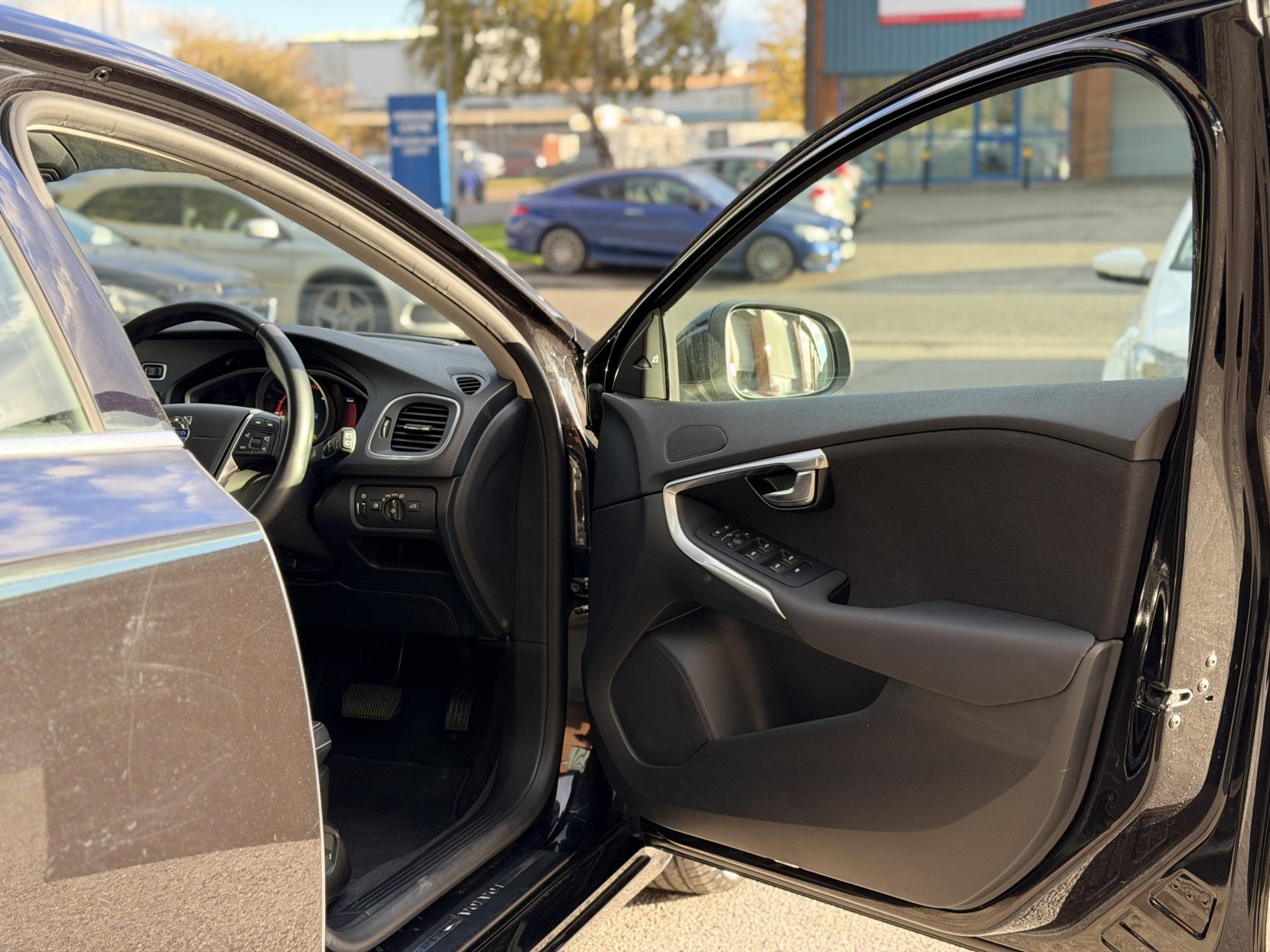 Volvo V40 2.0 D4 SE Lux Nav Hatchback 5dr Diesel Geartronic Euro 6 (s/s) (190 ps)