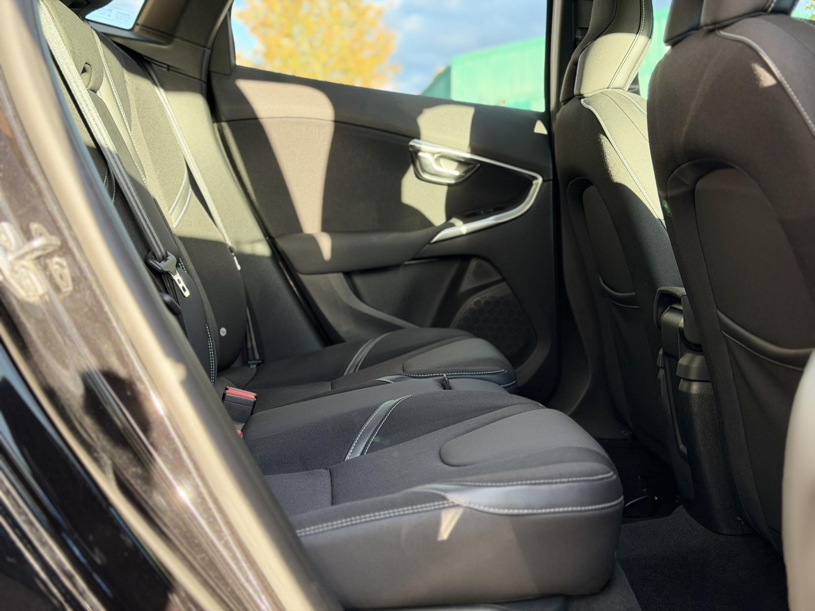 Volvo V40 2.0 D4 SE Lux Nav Hatchback 5dr Diesel Geartronic Euro 6 (s/s) (190 ps)