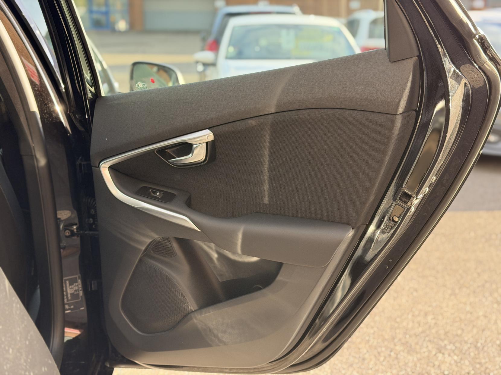 Volvo V40 2.0 D4 SE Lux Nav Hatchback 5dr Diesel Geartronic Euro 6 (s/s) (190 ps)