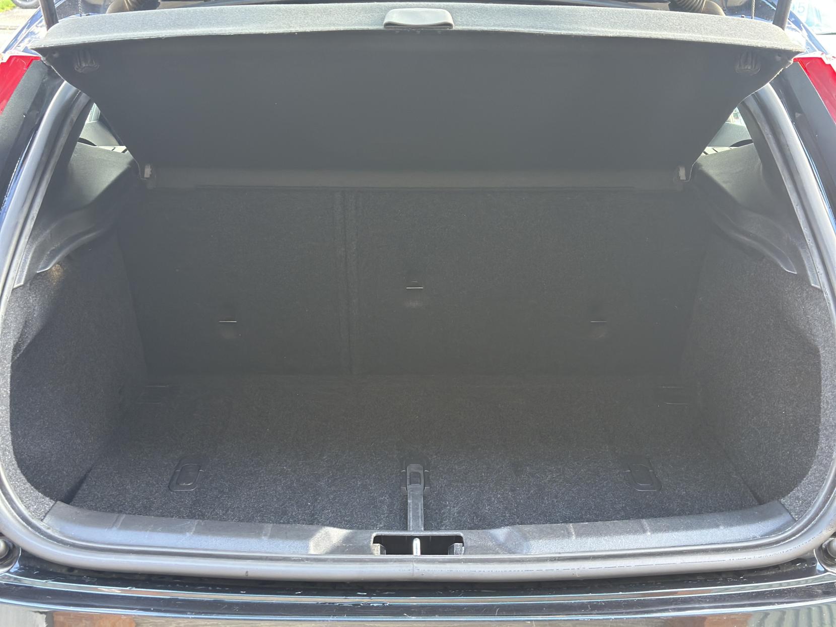 Volvo V40 2.0 D4 SE Lux Nav Hatchback 5dr Diesel Geartronic Euro 6 (s/s) (190 ps)