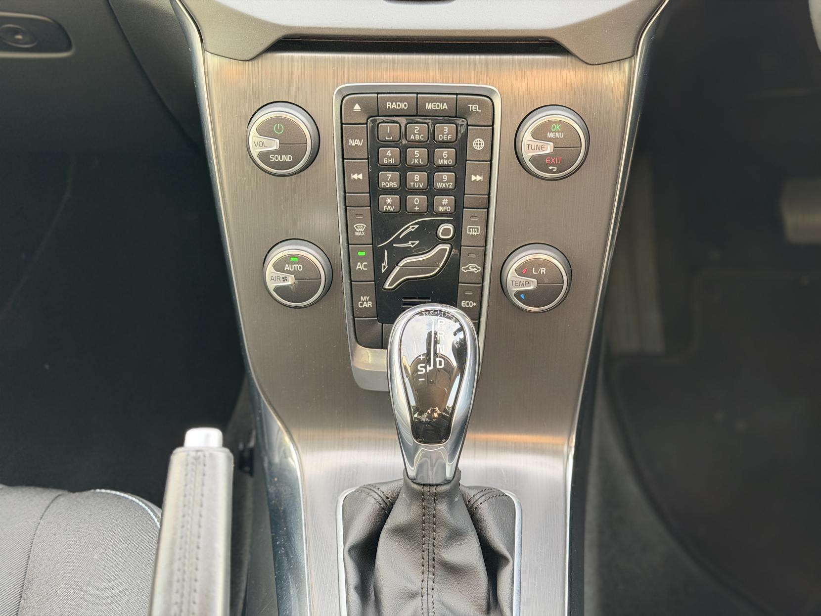 Volvo V40 2.0 D4 SE Lux Nav Hatchback 5dr Diesel Geartronic Euro 6 (s/s) (190 ps)