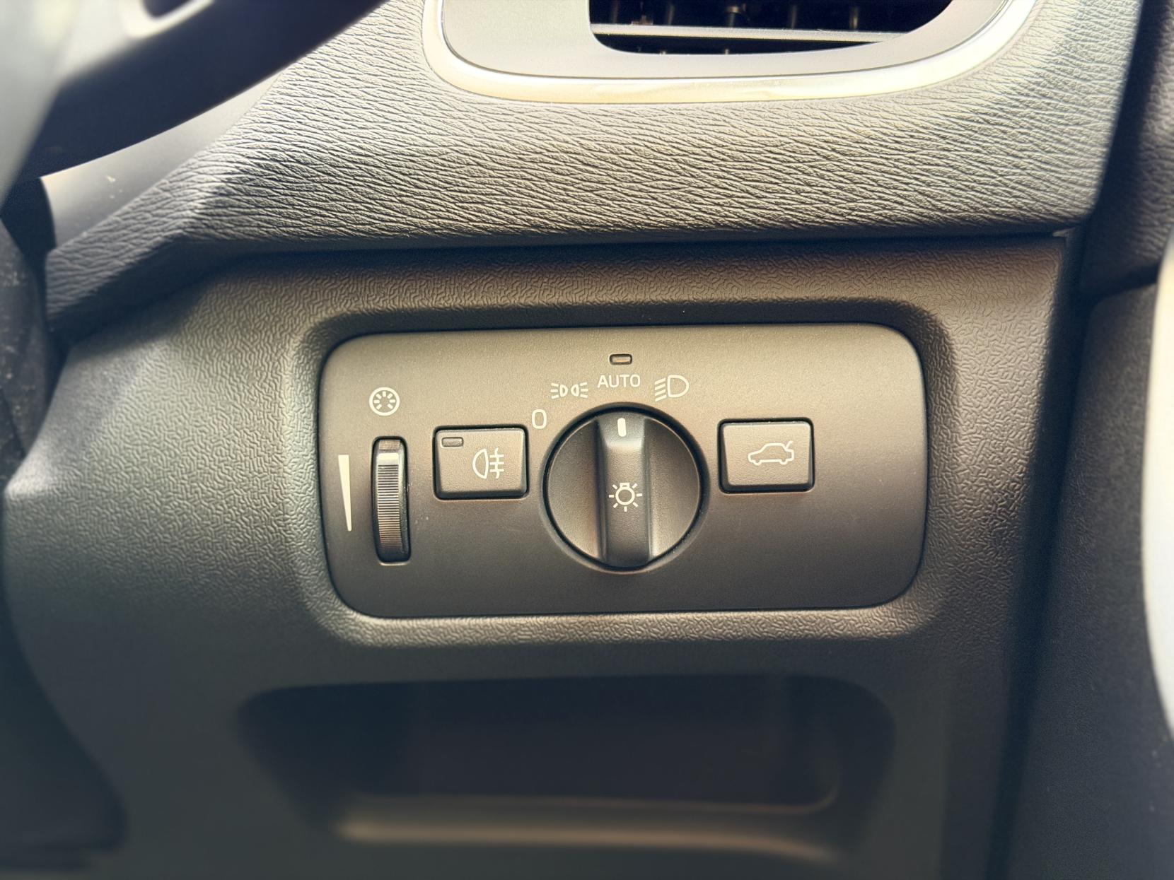 Volvo V40 2.0 D4 SE Lux Nav Hatchback 5dr Diesel Geartronic Euro 6 (s/s) (190 ps)