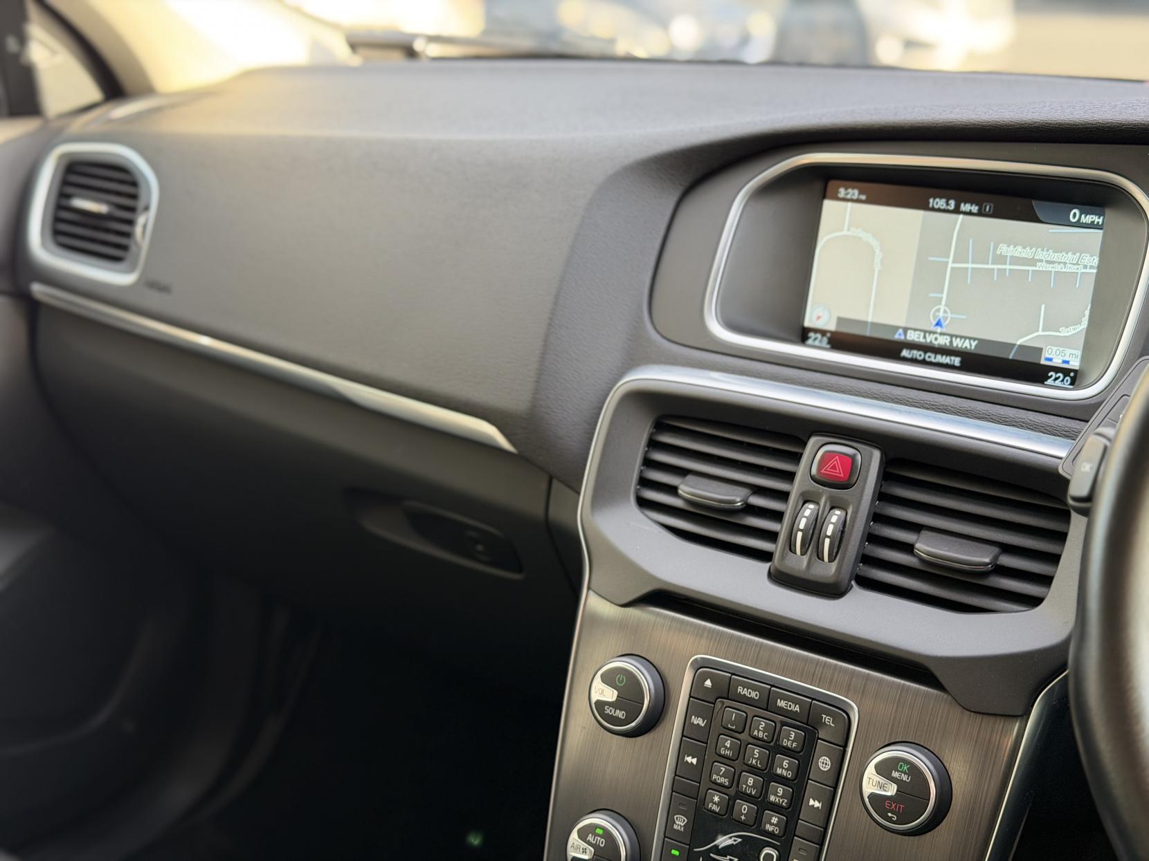 Volvo V40 2.0 D4 SE Lux Nav Hatchback 5dr Diesel Geartronic Euro 6 (s/s) (190 ps)