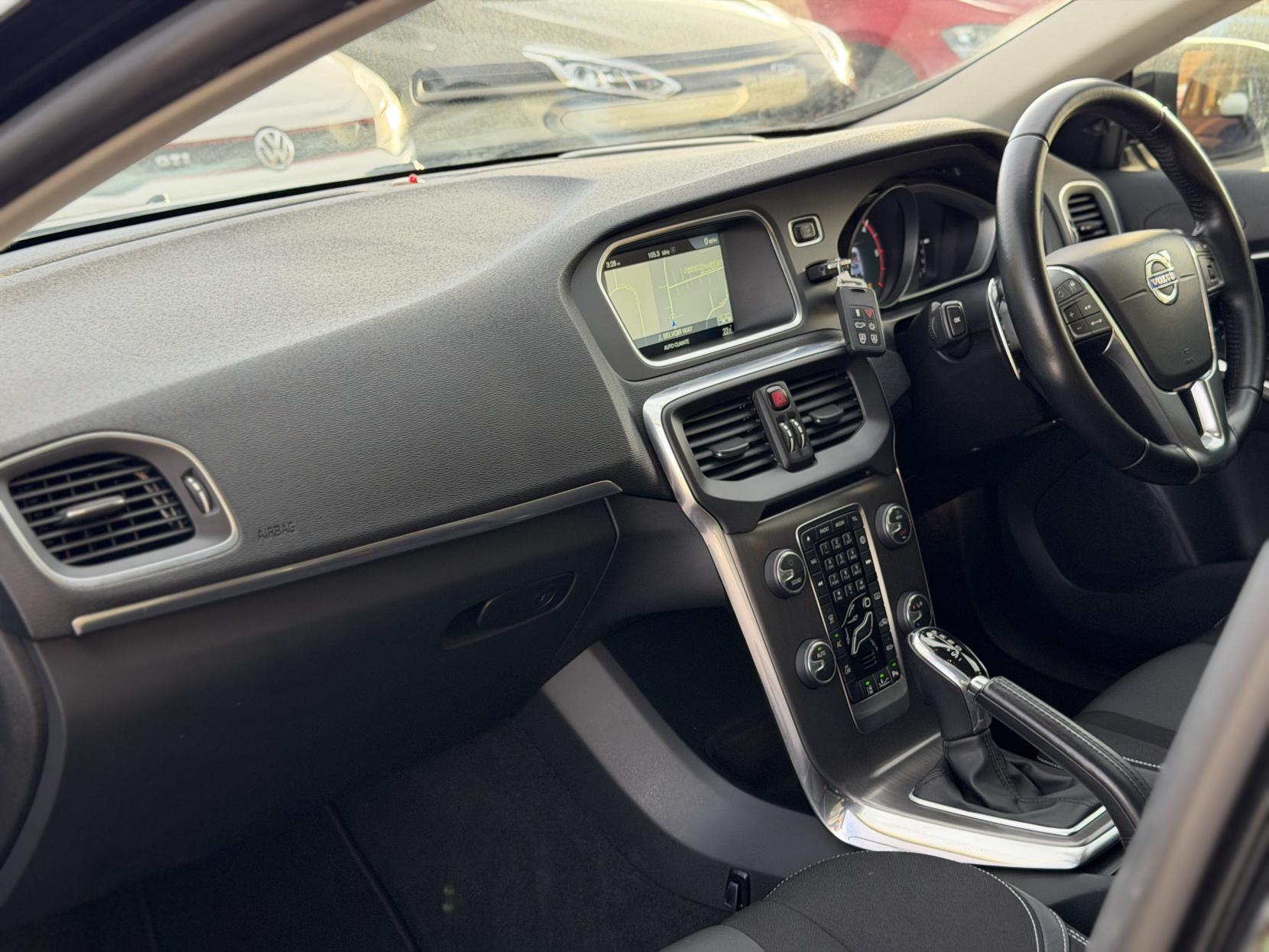 Volvo V40 2.0 D4 SE Lux Nav Hatchback 5dr Diesel Geartronic Euro 6 (s/s) (190 ps)