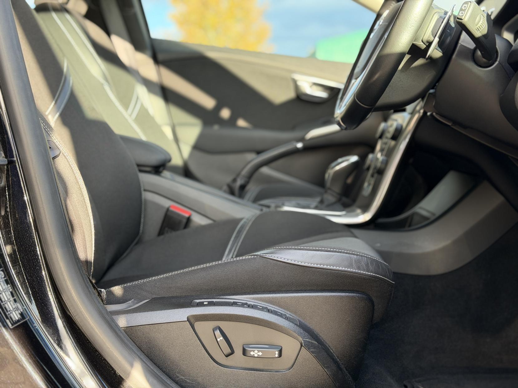 Volvo V40 2.0 D4 SE Lux Nav Hatchback 5dr Diesel Geartronic Euro 6 (s/s) (190 ps)