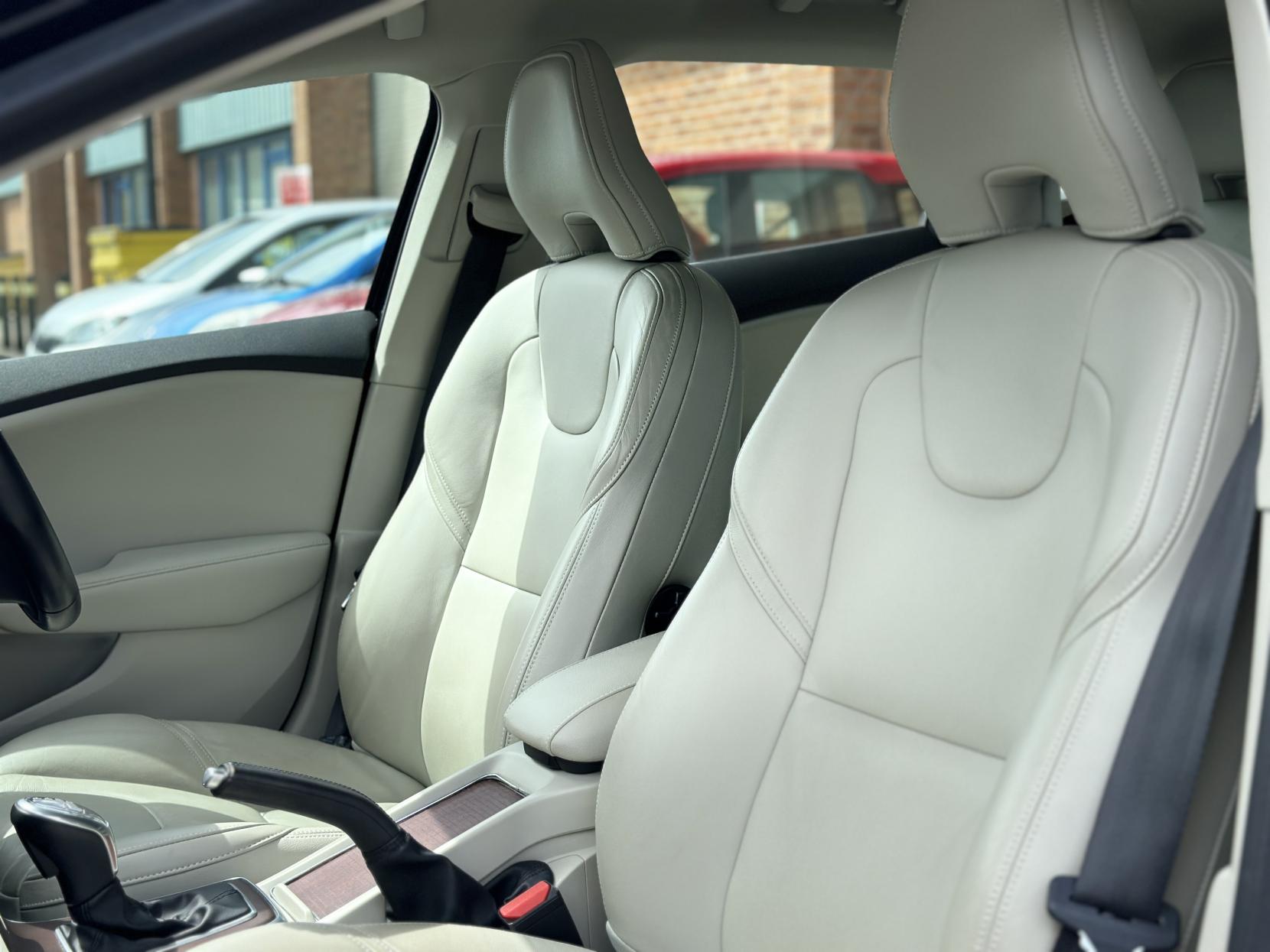 Volvo V40 1.6 T4 SE Lux Nav Hatchback 5dr Petrol Powershift Euro 5 (s/s) (180 ps)