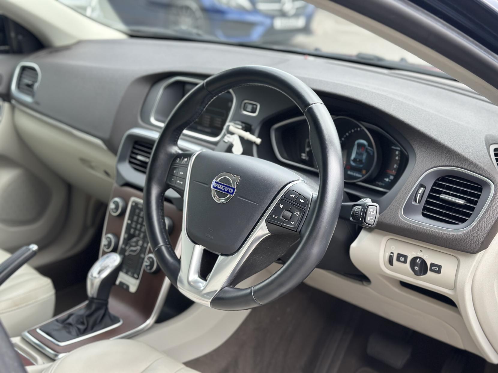 Volvo V40 1.6 T4 SE Lux Nav Hatchback 5dr Petrol Powershift Euro 5 (s/s) (180 ps)