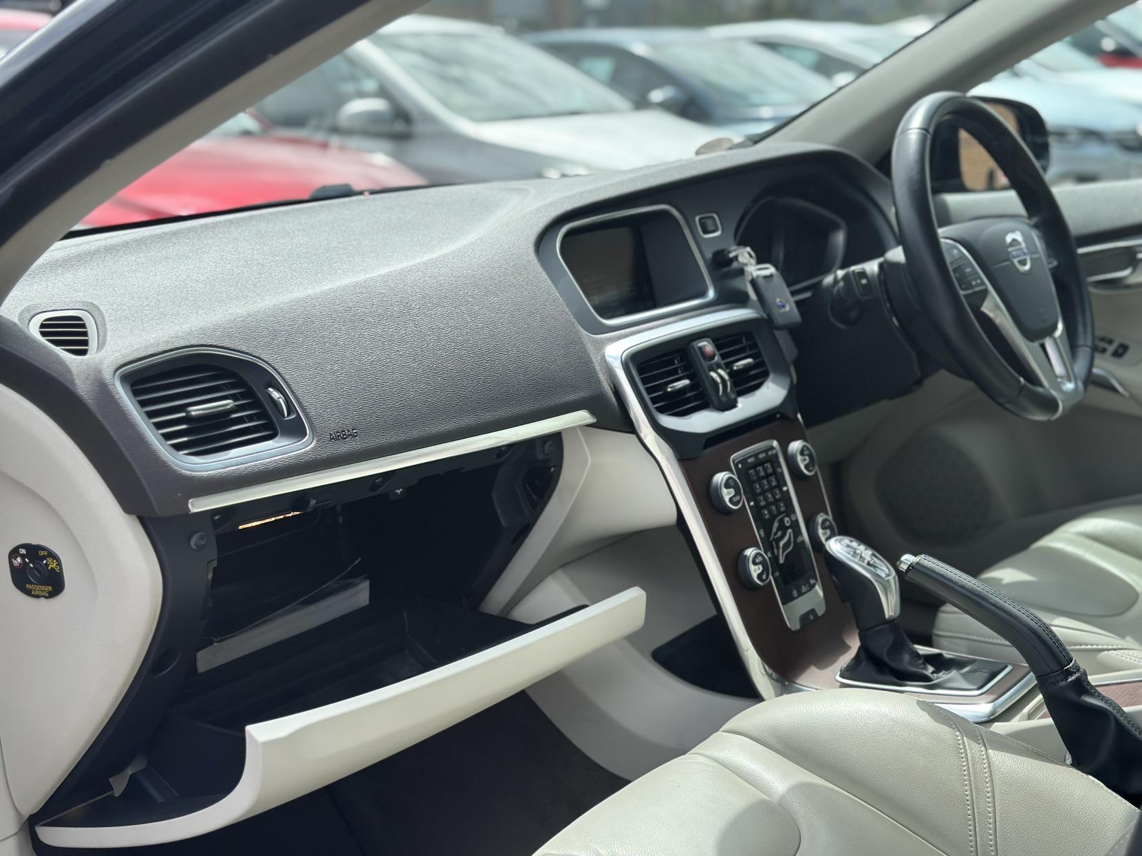Volvo V40 1.6 T4 SE Lux Nav Hatchback 5dr Petrol Powershift Euro 5 (s/s) (180 ps)