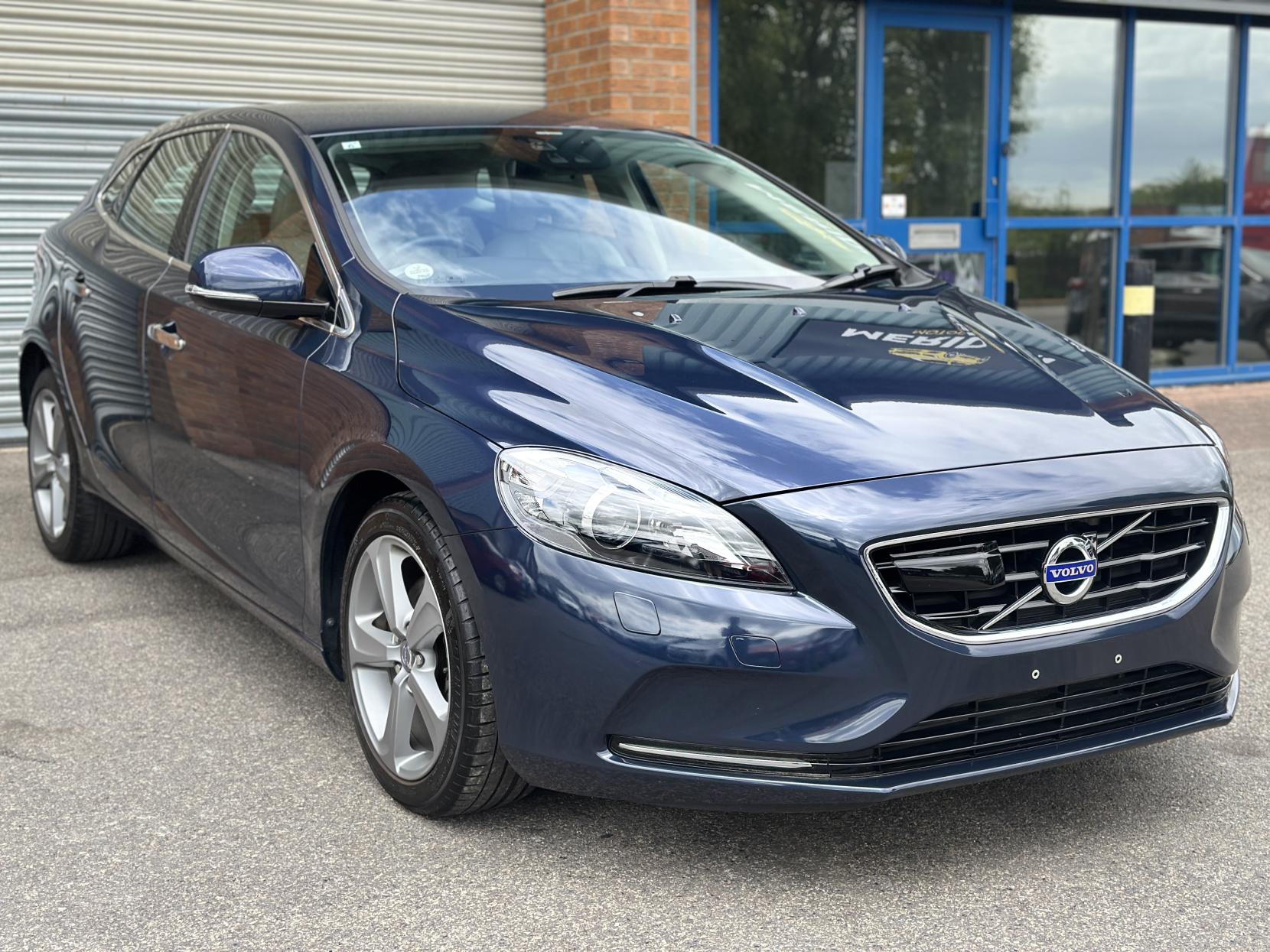 Volvo V40 1.6 T4 SE Lux Nav Hatchback 5dr Petrol Powershift Euro 5 (s/s) (180 ps)
