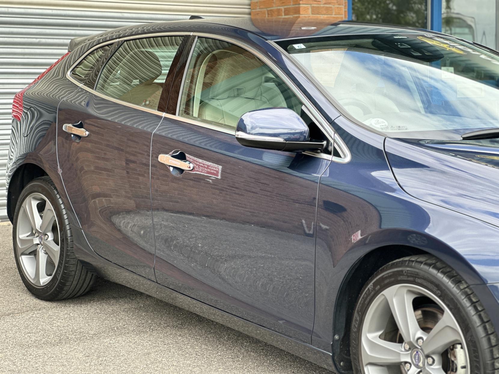 Volvo V40 1.6 T4 SE Lux Nav Hatchback 5dr Petrol Powershift Euro 5 (s/s) (180 ps)