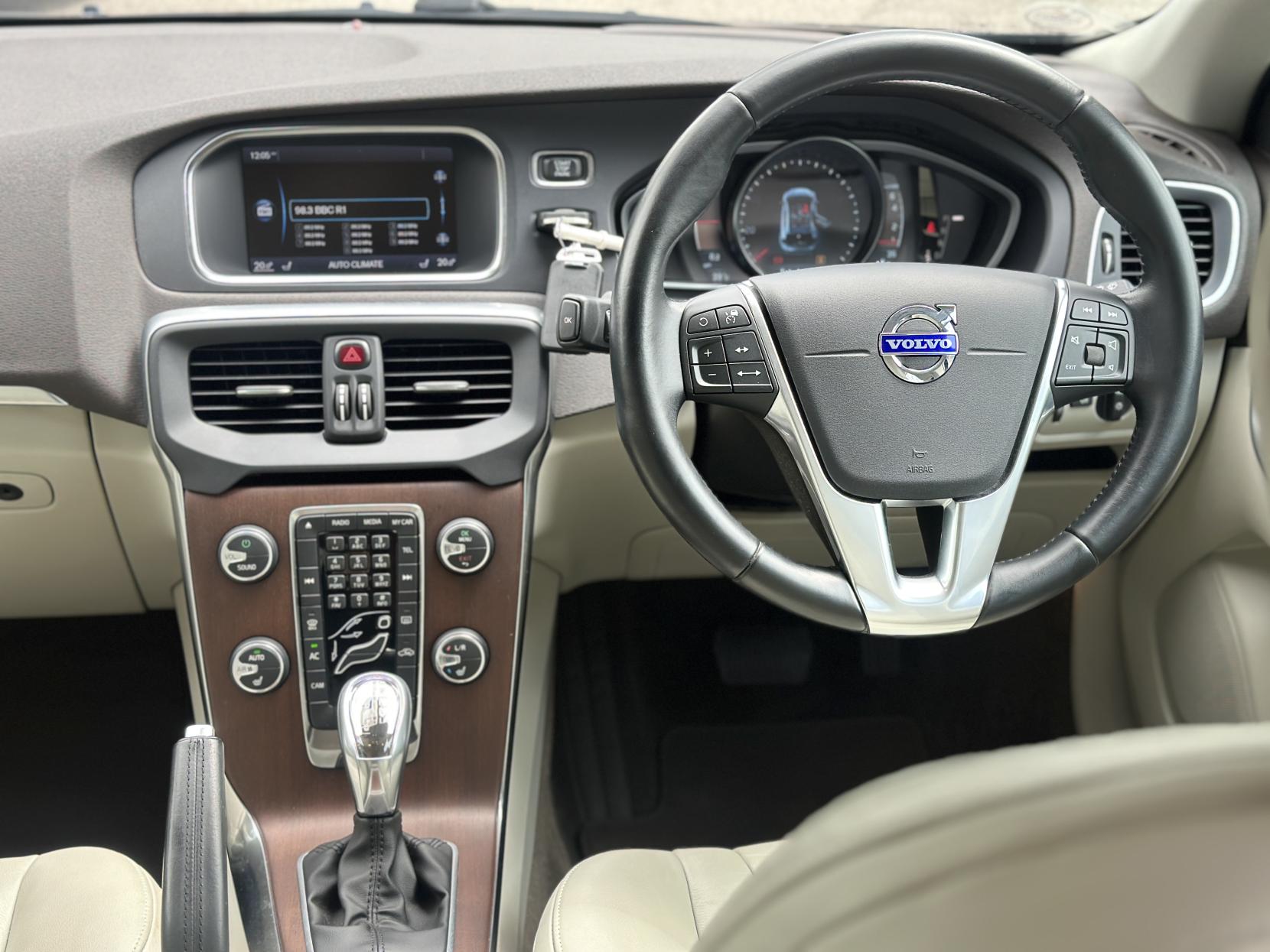 Volvo V40 1.6 T4 SE Lux Nav Hatchback 5dr Petrol Powershift Euro 5 (s/s) (180 ps)