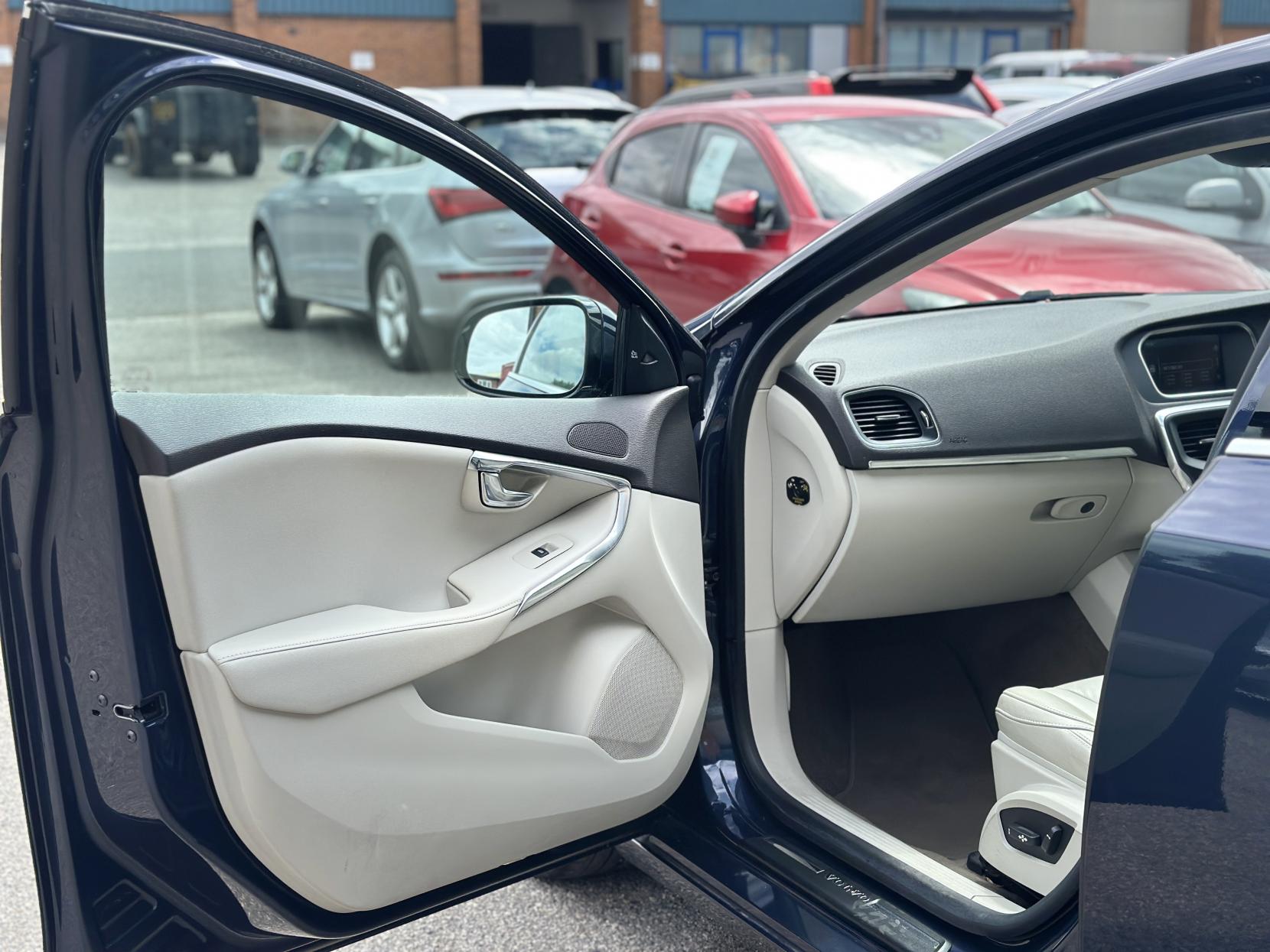 Volvo V40 1.6 T4 SE Lux Nav Hatchback 5dr Petrol Powershift Euro 5 (s/s) (180 ps)