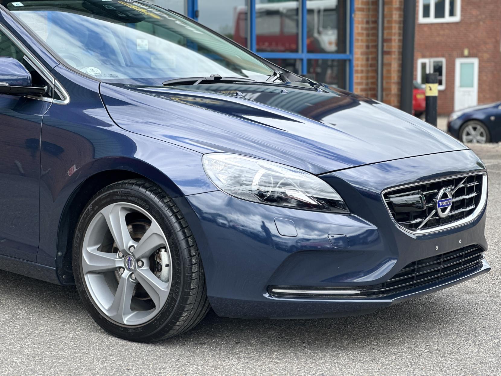 Volvo V40 1.6 T4 SE Lux Nav Hatchback 5dr Petrol Powershift Euro 5 (s/s) (180 ps)