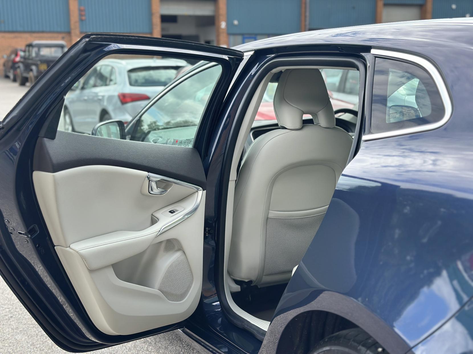 Volvo V40 1.6 T4 SE Lux Nav Hatchback 5dr Petrol Powershift Euro 5 (s/s) (180 ps)