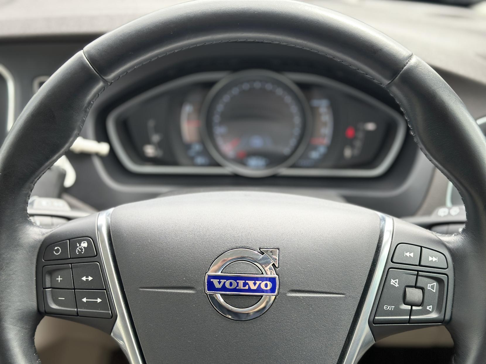 Volvo V40 1.6 T4 SE Lux Nav Hatchback 5dr Petrol Powershift Euro 5 (s/s) (180 ps)