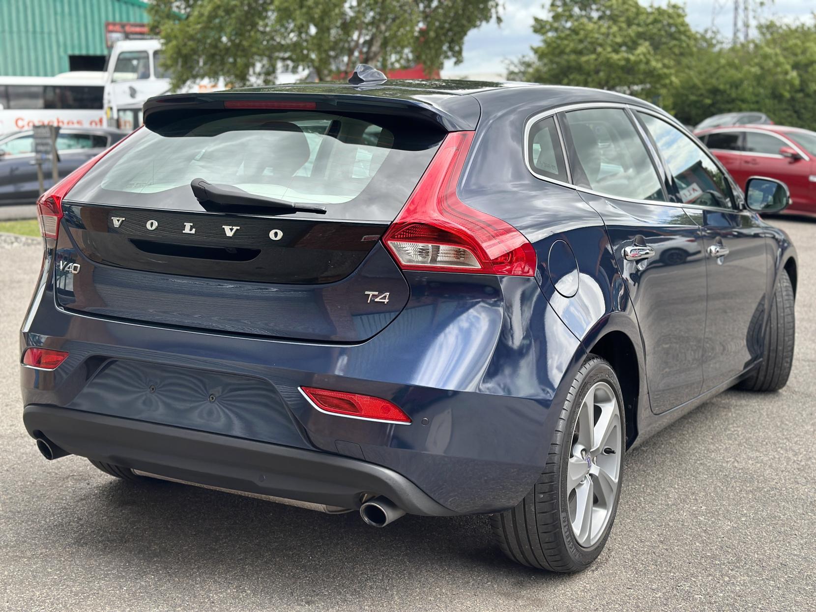 Volvo V40 1.6 T4 SE Lux Nav Hatchback 5dr Petrol Powershift Euro 5 (s/s) (180 ps)