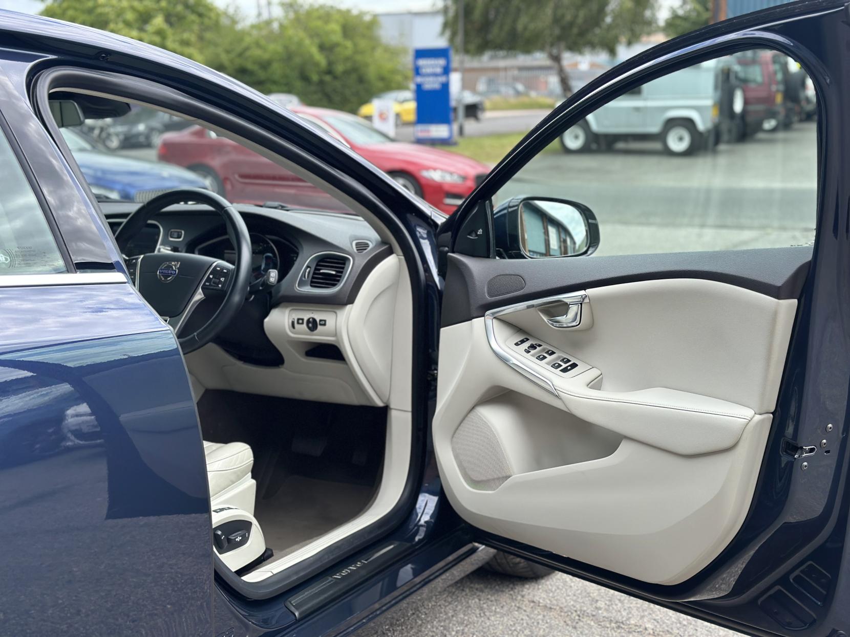 Volvo V40 1.6 T4 SE Lux Nav Hatchback 5dr Petrol Powershift Euro 5 (s/s) (180 ps)