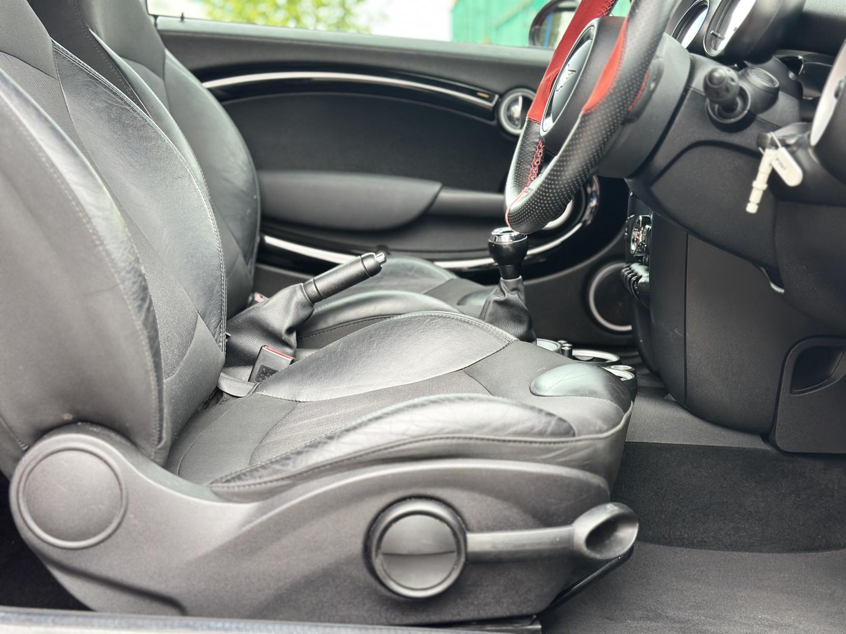 MINI Convertible 1.6 Cooper D Convertible 2dr Diesel Manual Euro 5 (s/s) (112 ps)