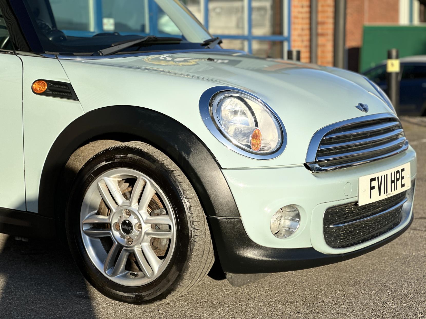 MINI Hatch 1.6 Cooper D Hatchback 3dr Diesel Manual Euro 5 (s/s) (112 ps)