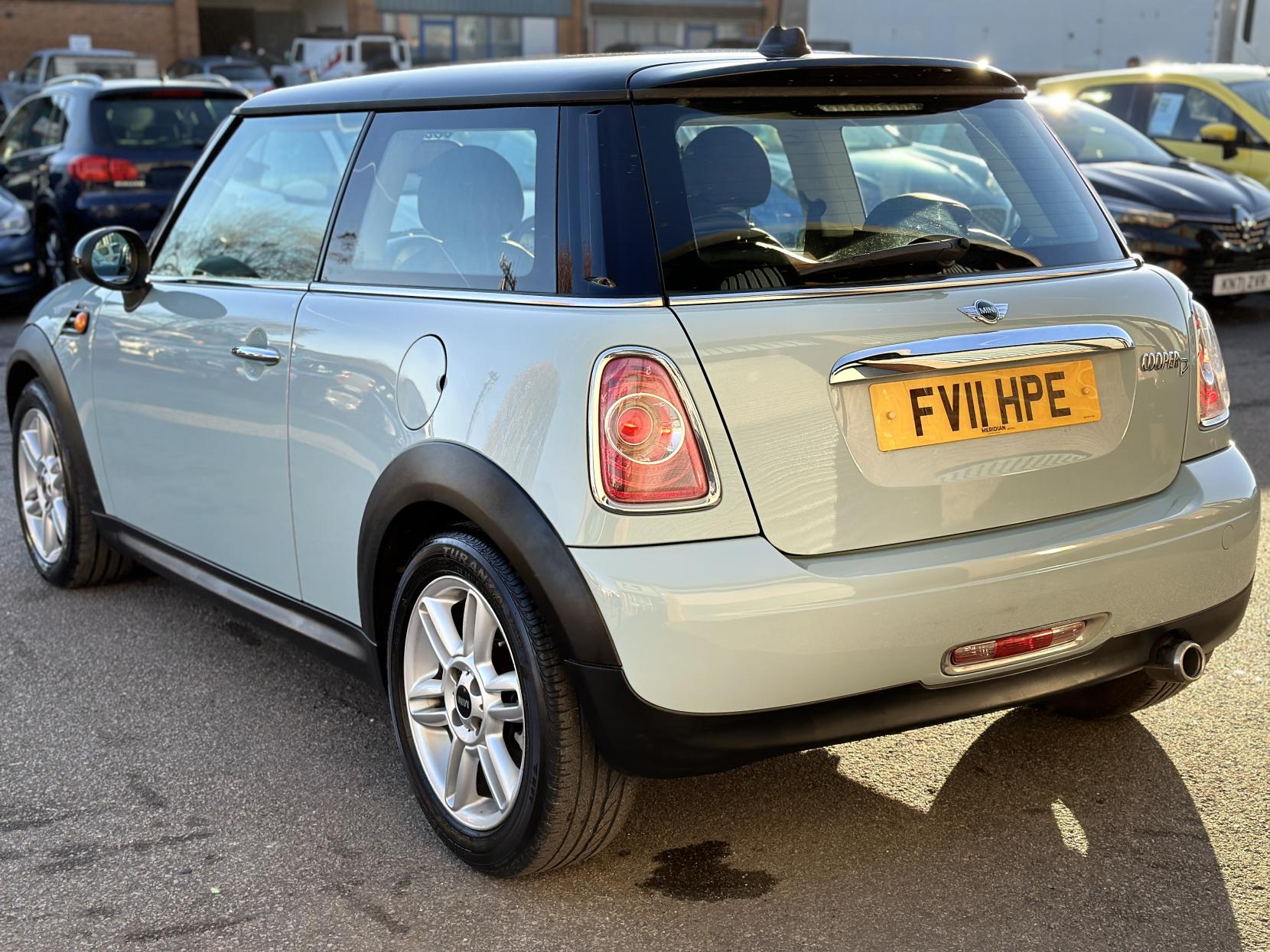 MINI Hatch 1.6 Cooper D Hatchback 3dr Diesel Manual Euro 5 (s/s) (112 ps)