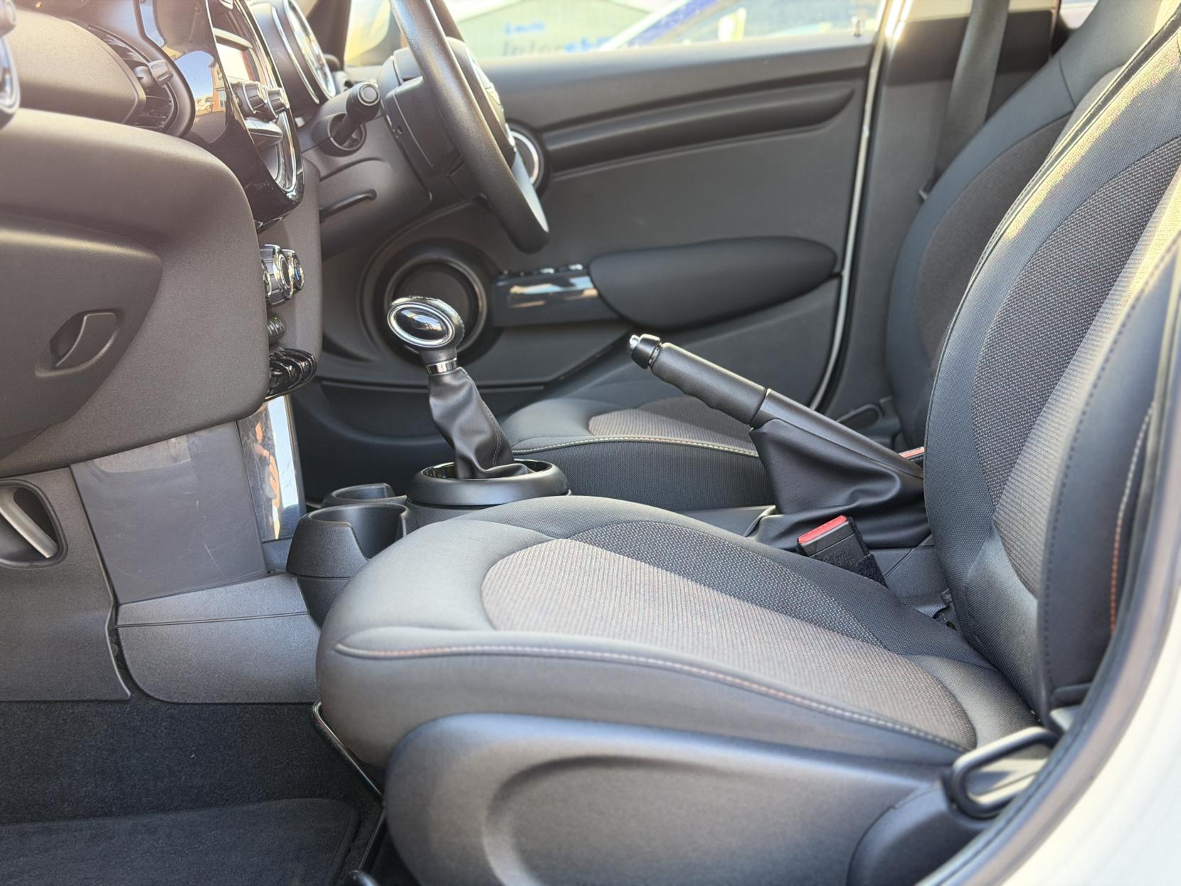 MINI Hatch 1.2 One Hatchback 5dr Petrol Auto Euro 6 (s/s) (102 ps)