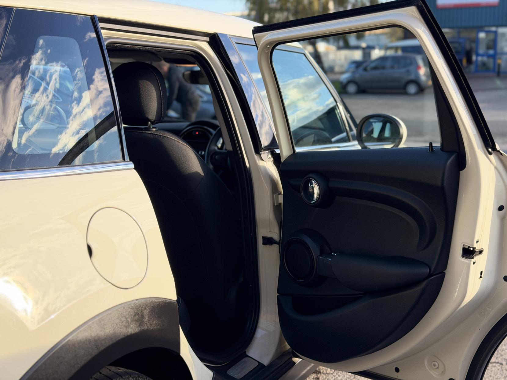 MINI Hatch 1.2 One Hatchback 5dr Petrol Auto Euro 6 (s/s) (102 ps)