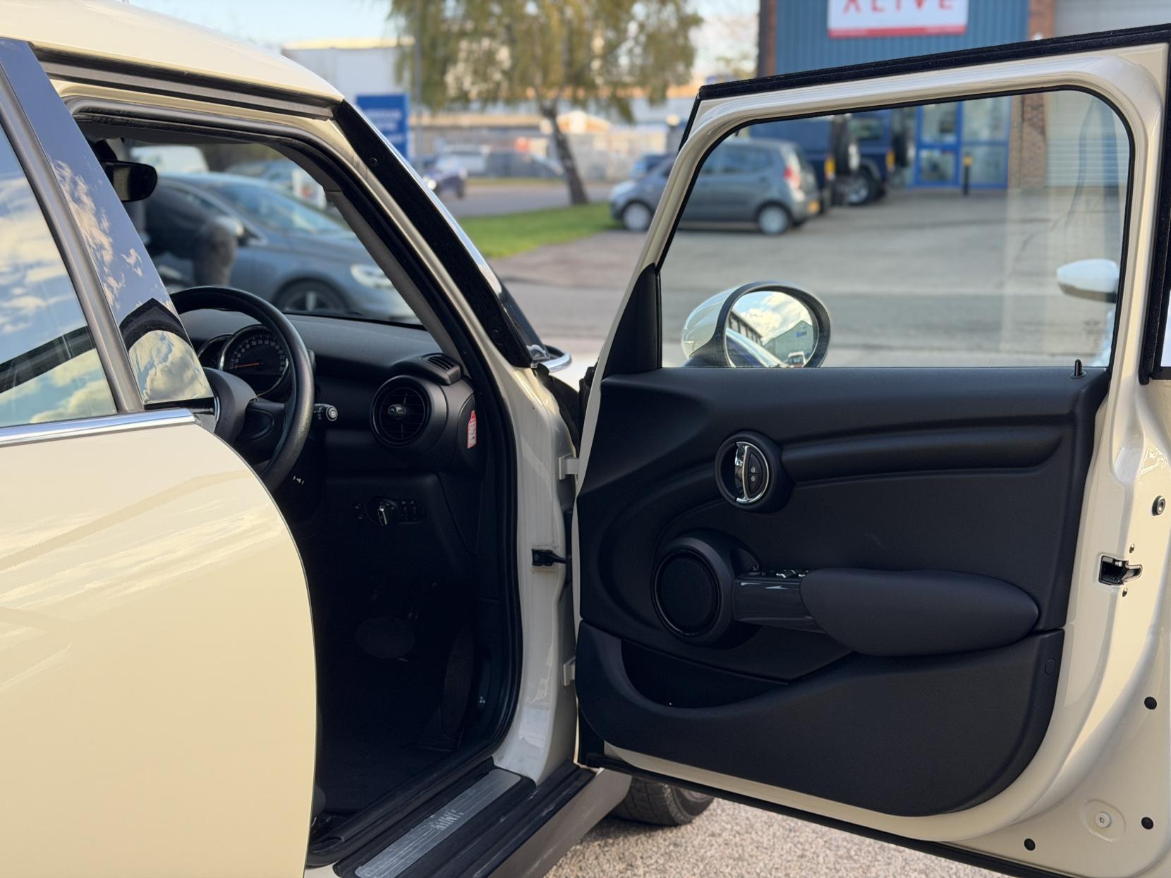 MINI Hatch 1.2 One Hatchback 5dr Petrol Auto Euro 6 (s/s) (102 ps)