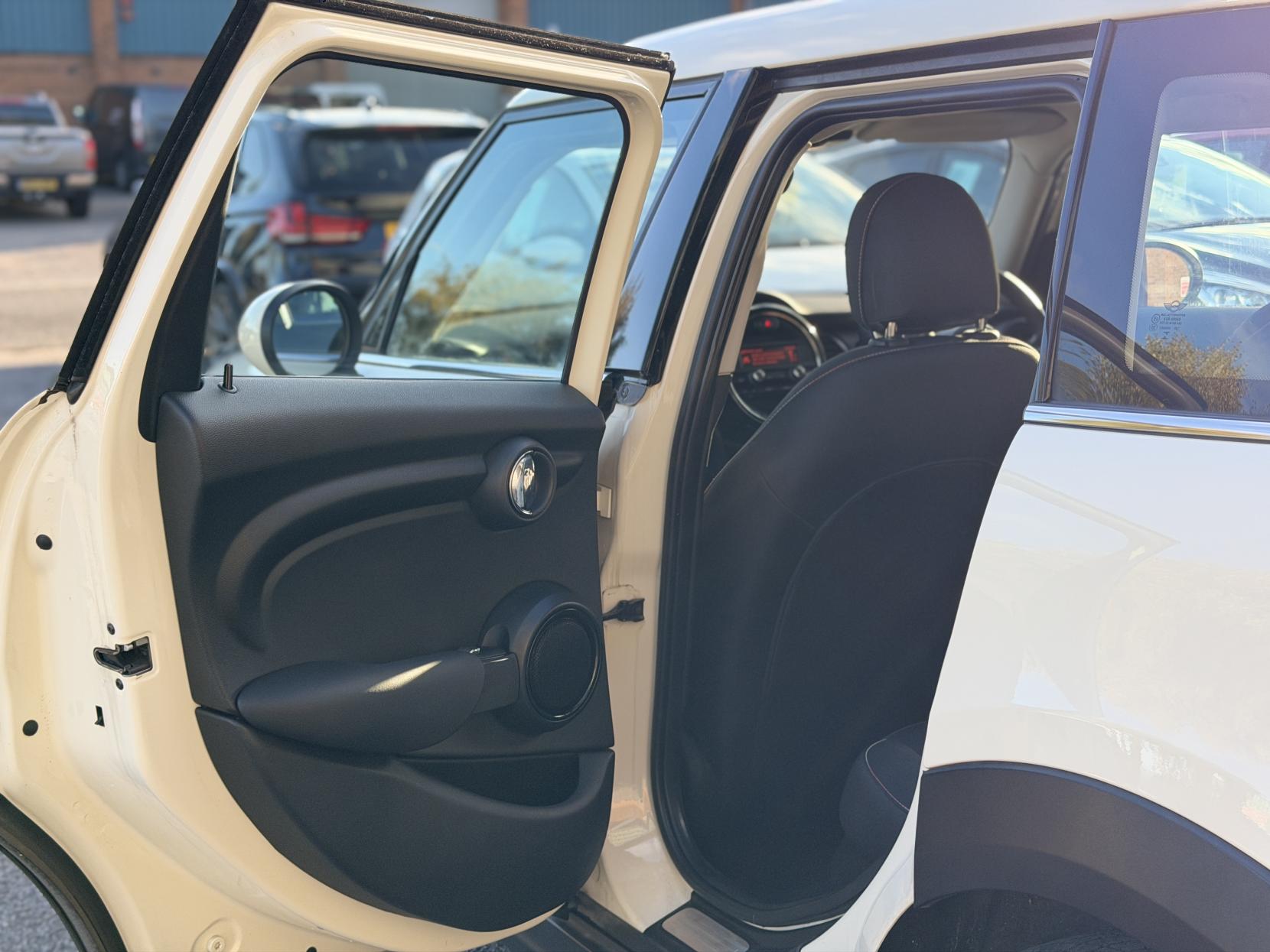 MINI Hatch 1.2 One Hatchback 5dr Petrol Auto Euro 6 (s/s) (102 ps)