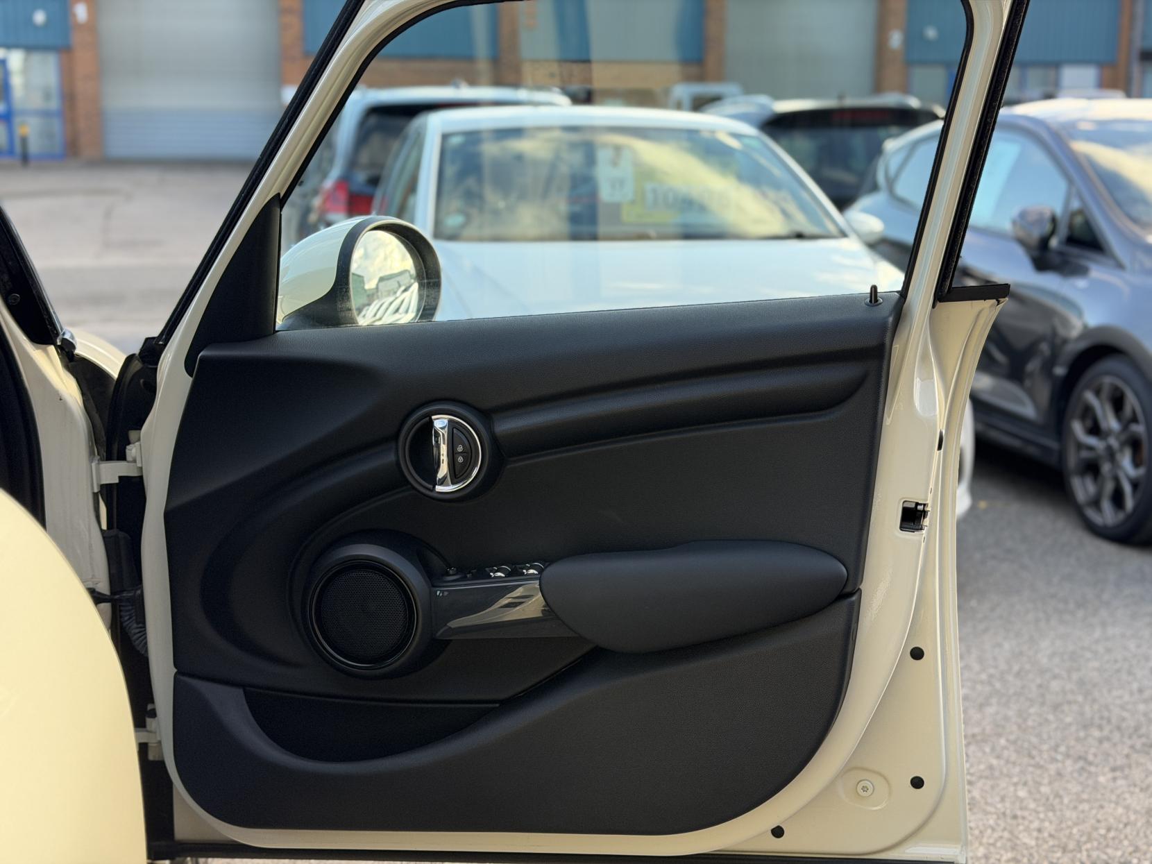 MINI Hatch 1.2 One Hatchback 5dr Petrol Auto Euro 6 (s/s) (102 ps)