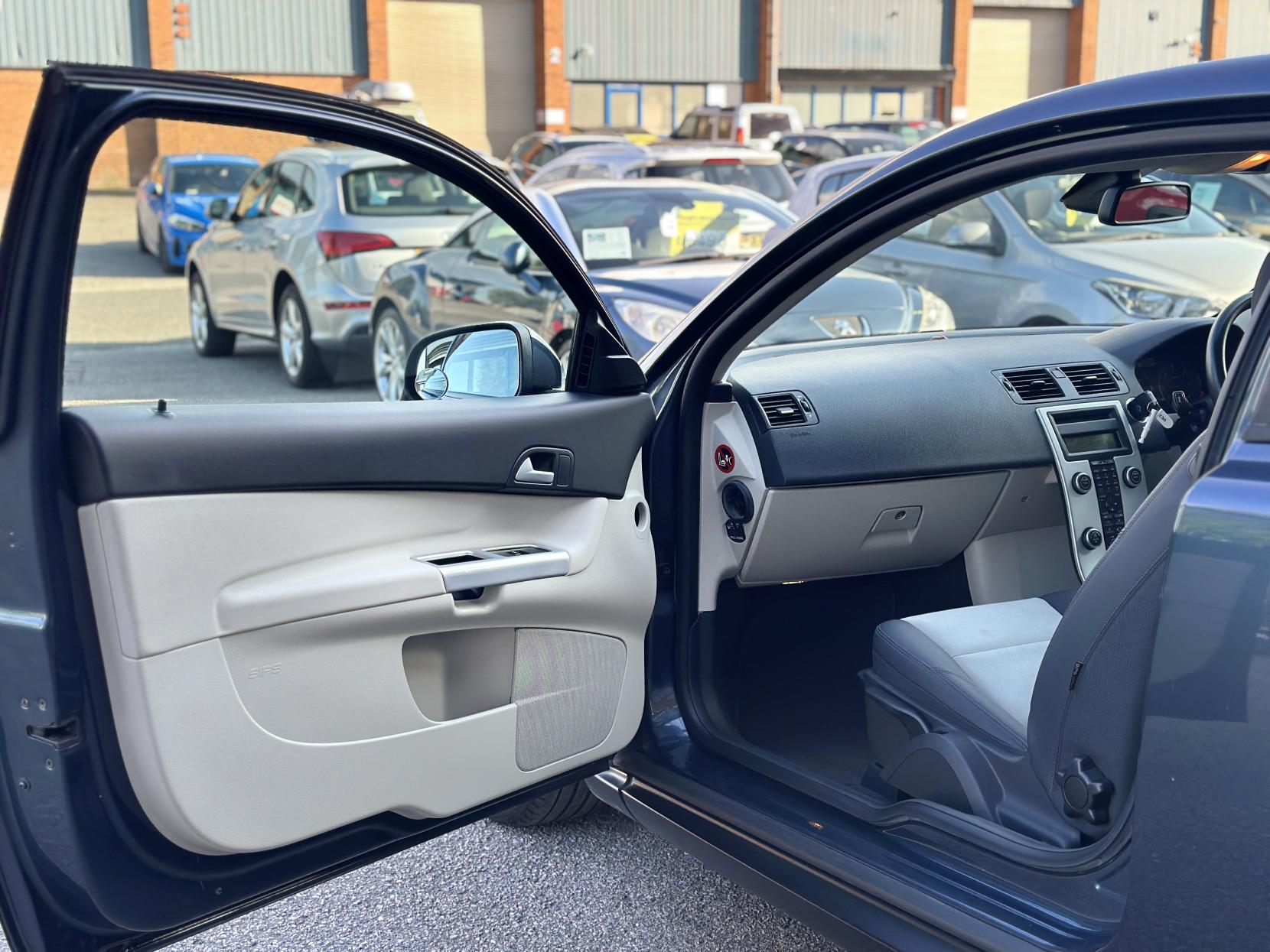 Volvo C30 1.6D DRIVe SE Sports Coupe 3dr Diesel Manual Euro 4 (109 ps)