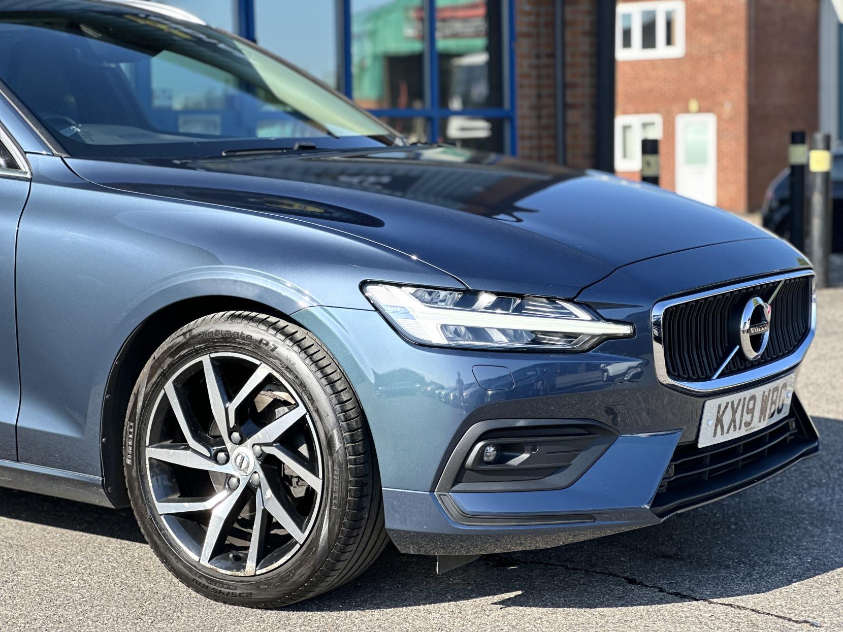 Volvo V60 2.0 D4 Momentum Pro Estate 5dr Diesel Auto Euro 6 (s/s) (190 ps)