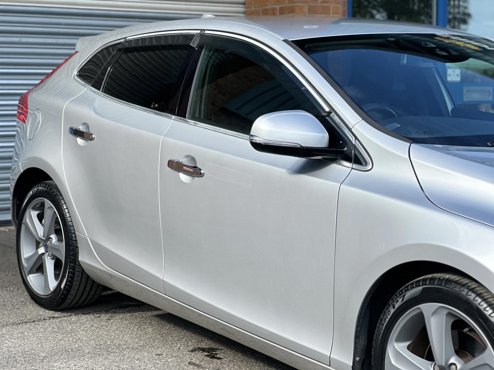 Volvo V40 1.6 T4 SE Lux Nav Hatchback 5dr Petrol Powershift Euro 5 (s/s) (180 ps)