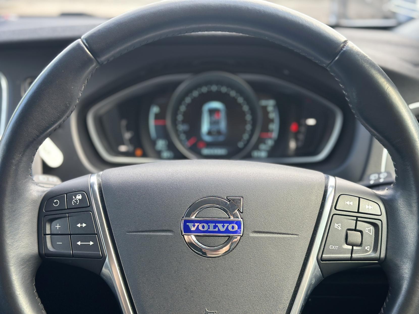 Volvo V40 1.6 T4 SE Lux Nav Hatchback 5dr Petrol Powershift Euro 5 (s/s) (180 ps)