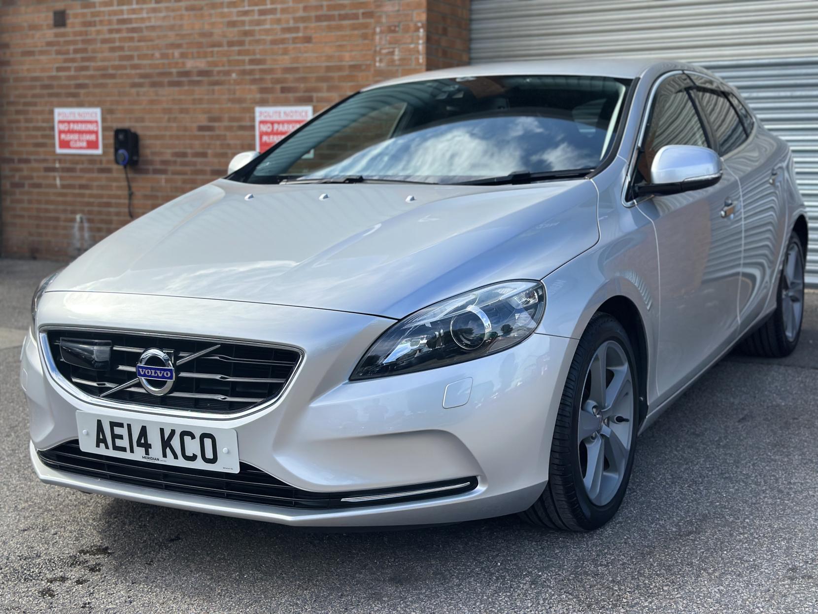 Volvo V40 1.6 T4 SE Lux Nav Hatchback 5dr Petrol Powershift Euro 5 (s/s) (180 ps)
