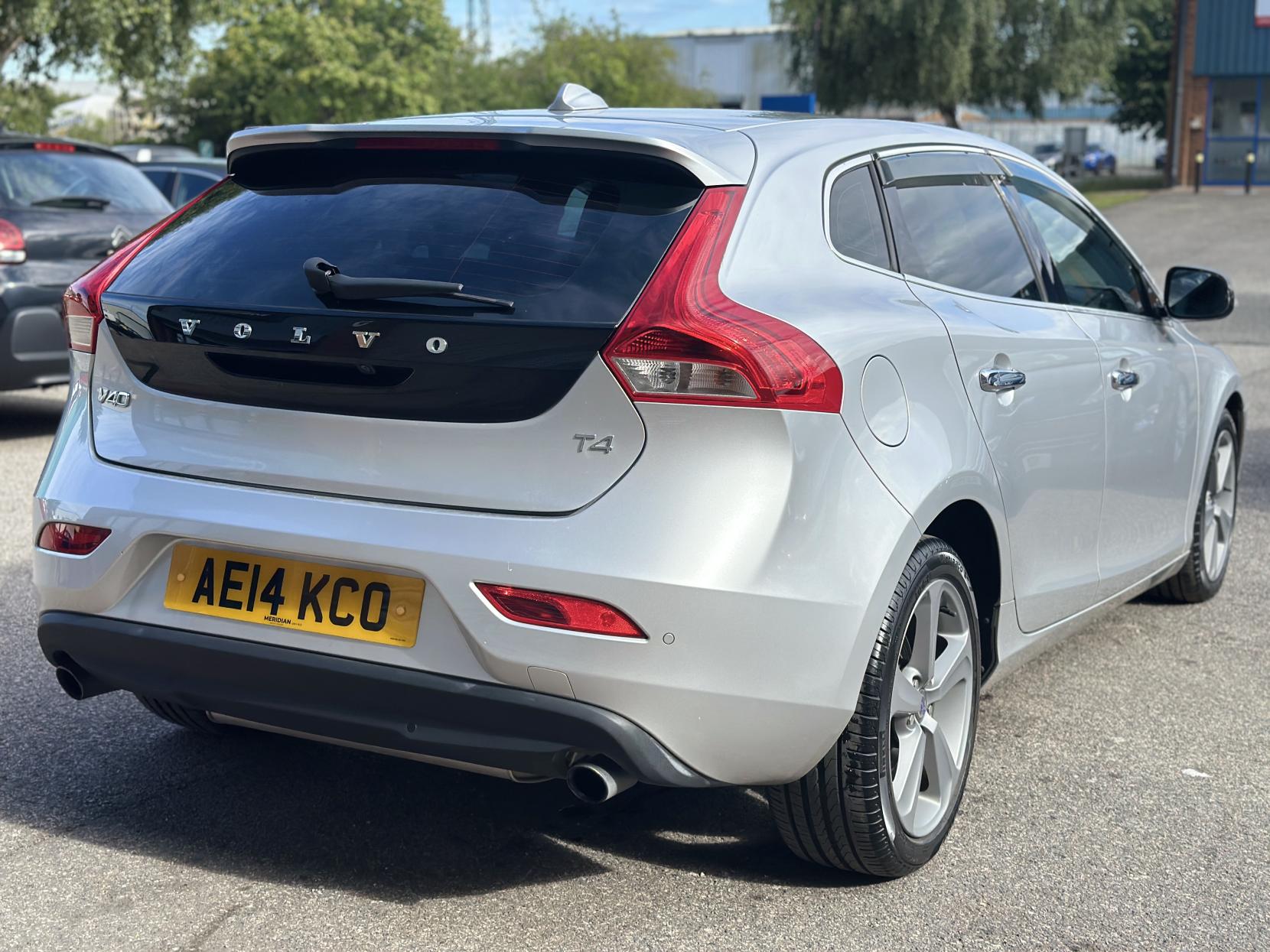 Volvo V40 1.6 T4 SE Lux Nav Hatchback 5dr Petrol Powershift Euro 5 (s/s) (180 ps)