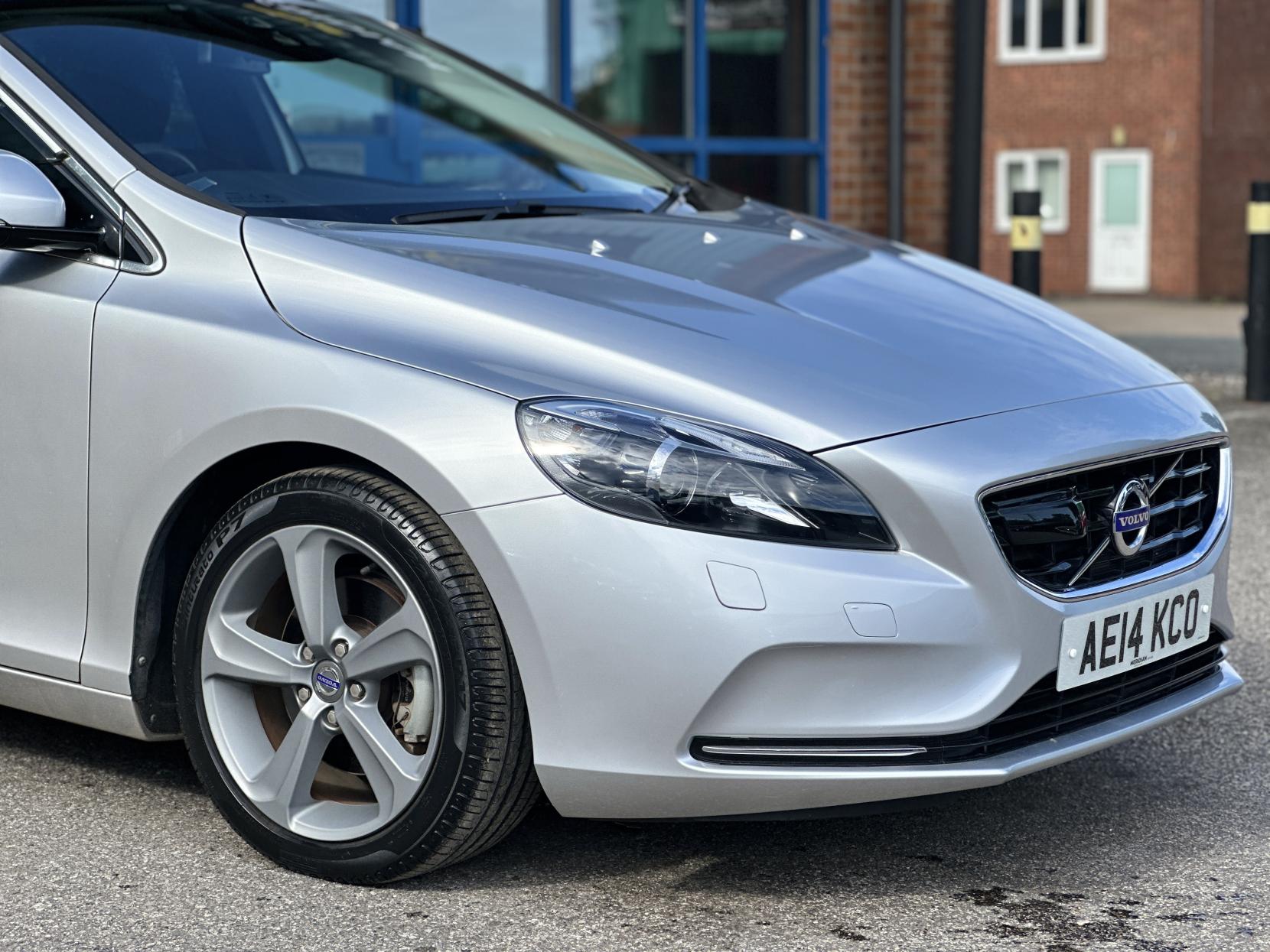 Volvo V40 1.6 T4 SE Lux Nav Hatchback 5dr Petrol Powershift Euro 5 (s/s) (180 ps)