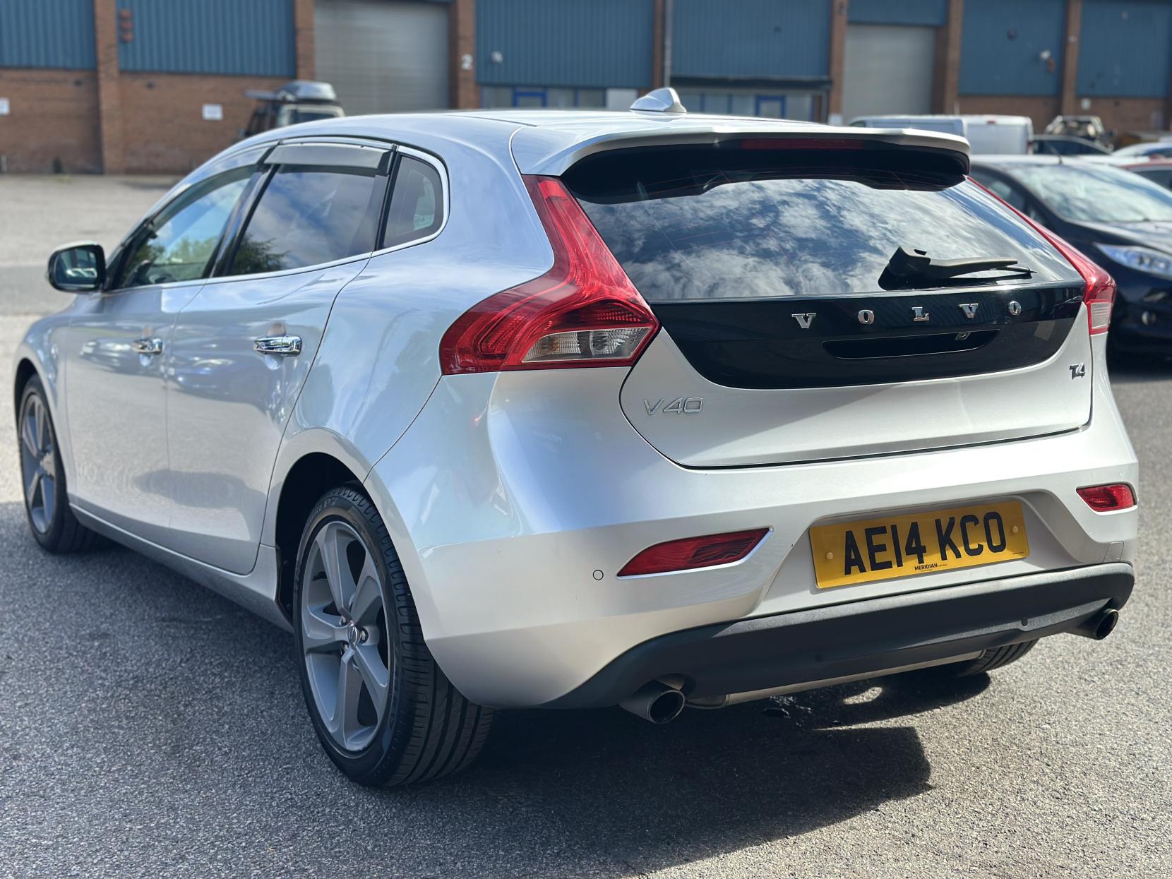 Volvo V40 1.6 T4 SE Lux Nav Hatchback 5dr Petrol Powershift Euro 5 (s/s) (180 ps)
