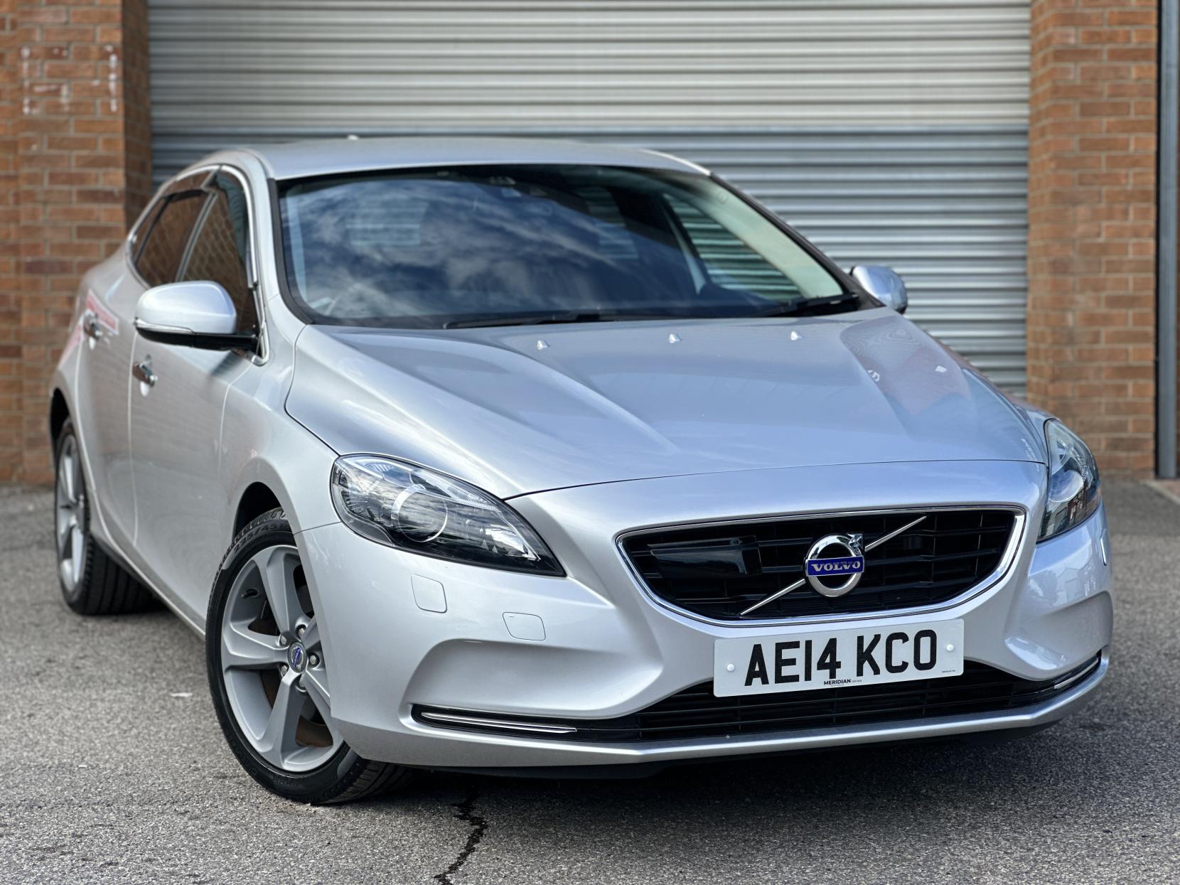 Volvo V40 1.6 T4 SE Lux Nav Hatchback 5dr Petrol Powershift Euro 5 (s/s) (180 ps)