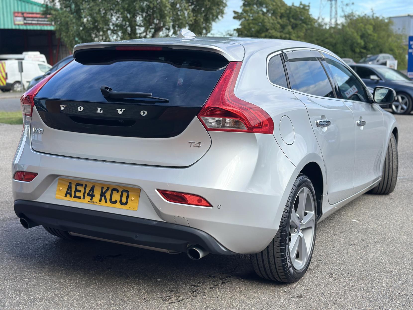 Volvo V40 1.6 T4 SE Lux Nav Hatchback 5dr Petrol Powershift Euro 5 (s/s) (180 ps)