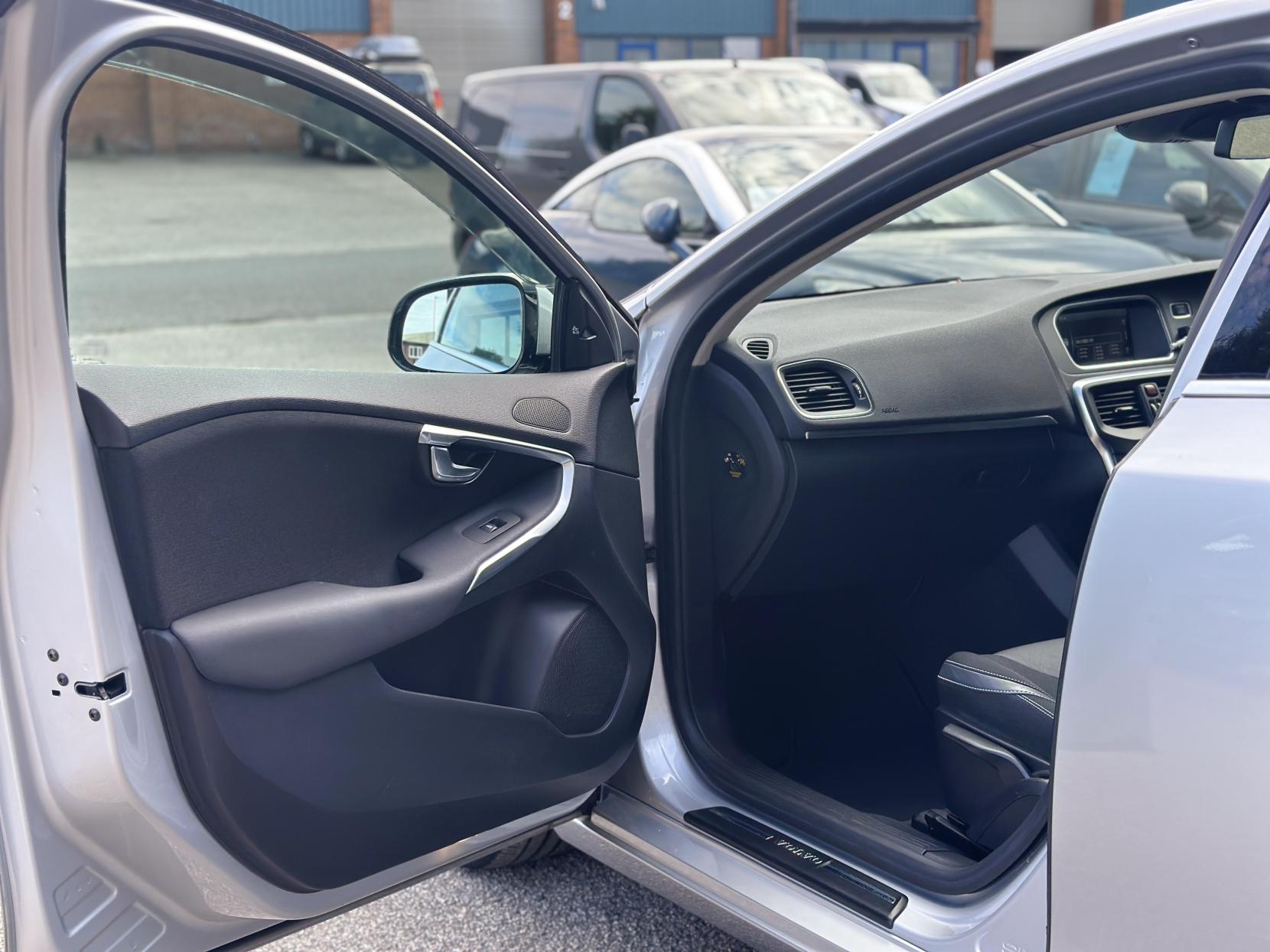 Volvo V40 1.6 T4 SE Lux Nav Hatchback 5dr Petrol Powershift Euro 5 (s/s) (180 ps)