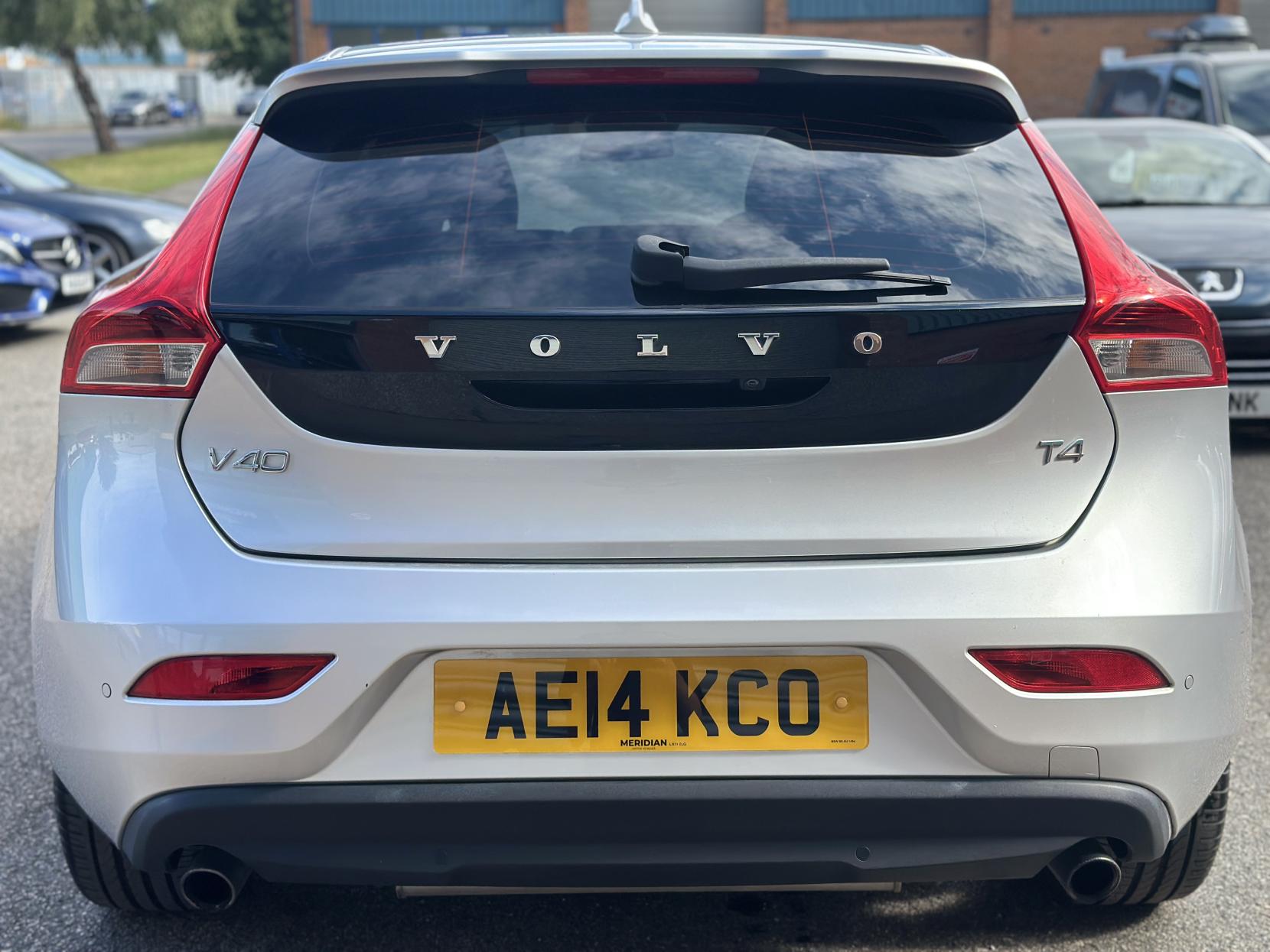 Volvo V40 1.6 T4 SE Lux Nav Hatchback 5dr Petrol Powershift Euro 5 (s/s) (180 ps)